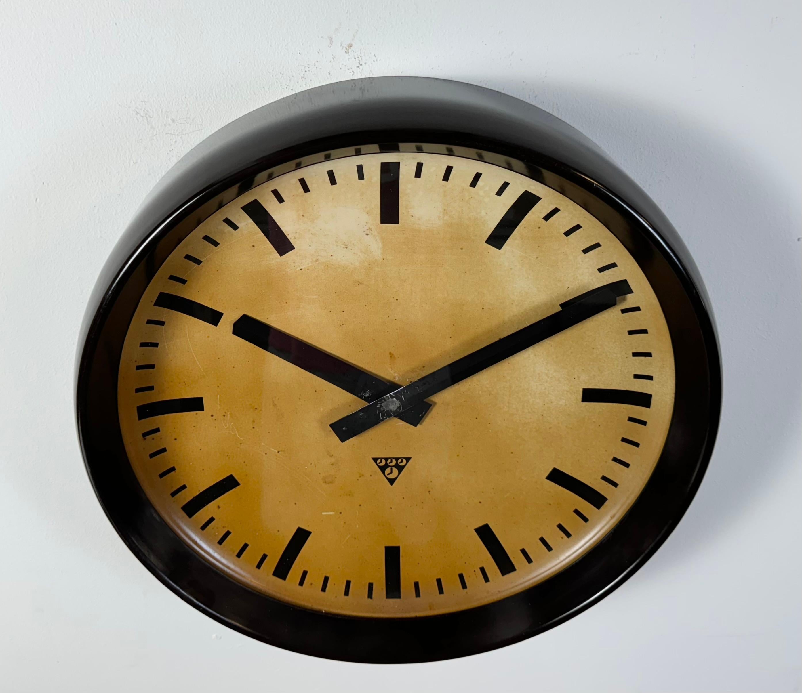 Large Industrial Bakelite Factory Wall Clock from Pragotron, 1950s For Sale 1