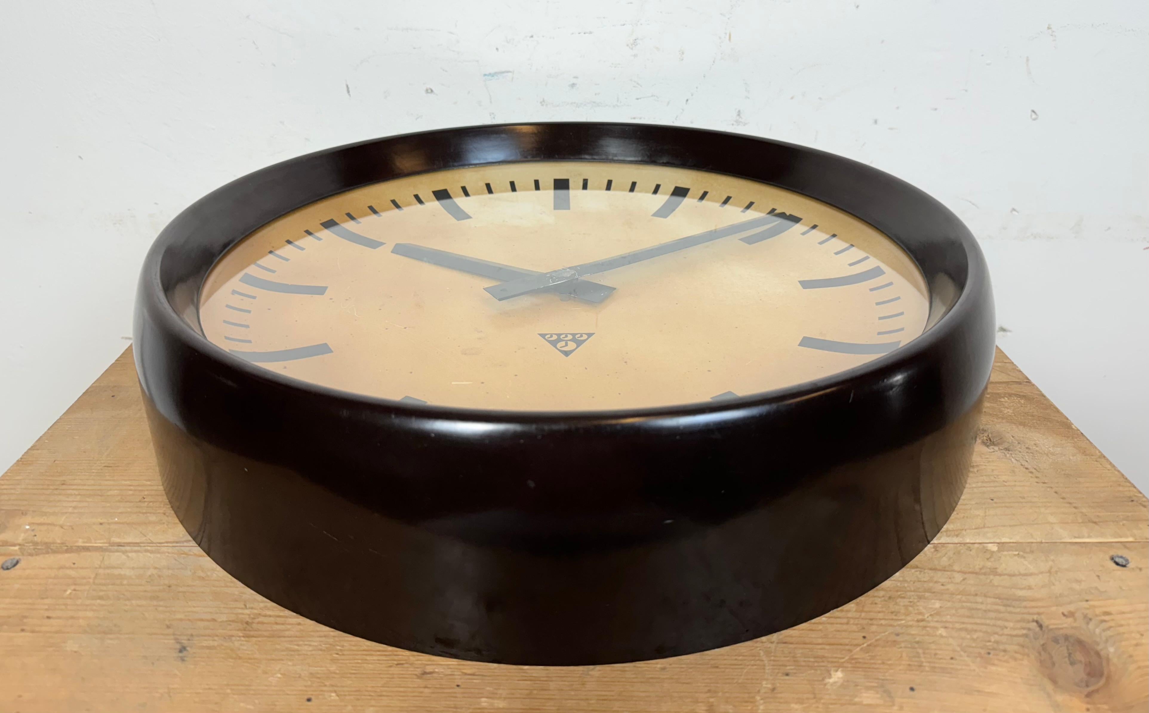 Large Industrial Bakelite Factory Wall Clock from Pragotron, 1950s For Sale 2