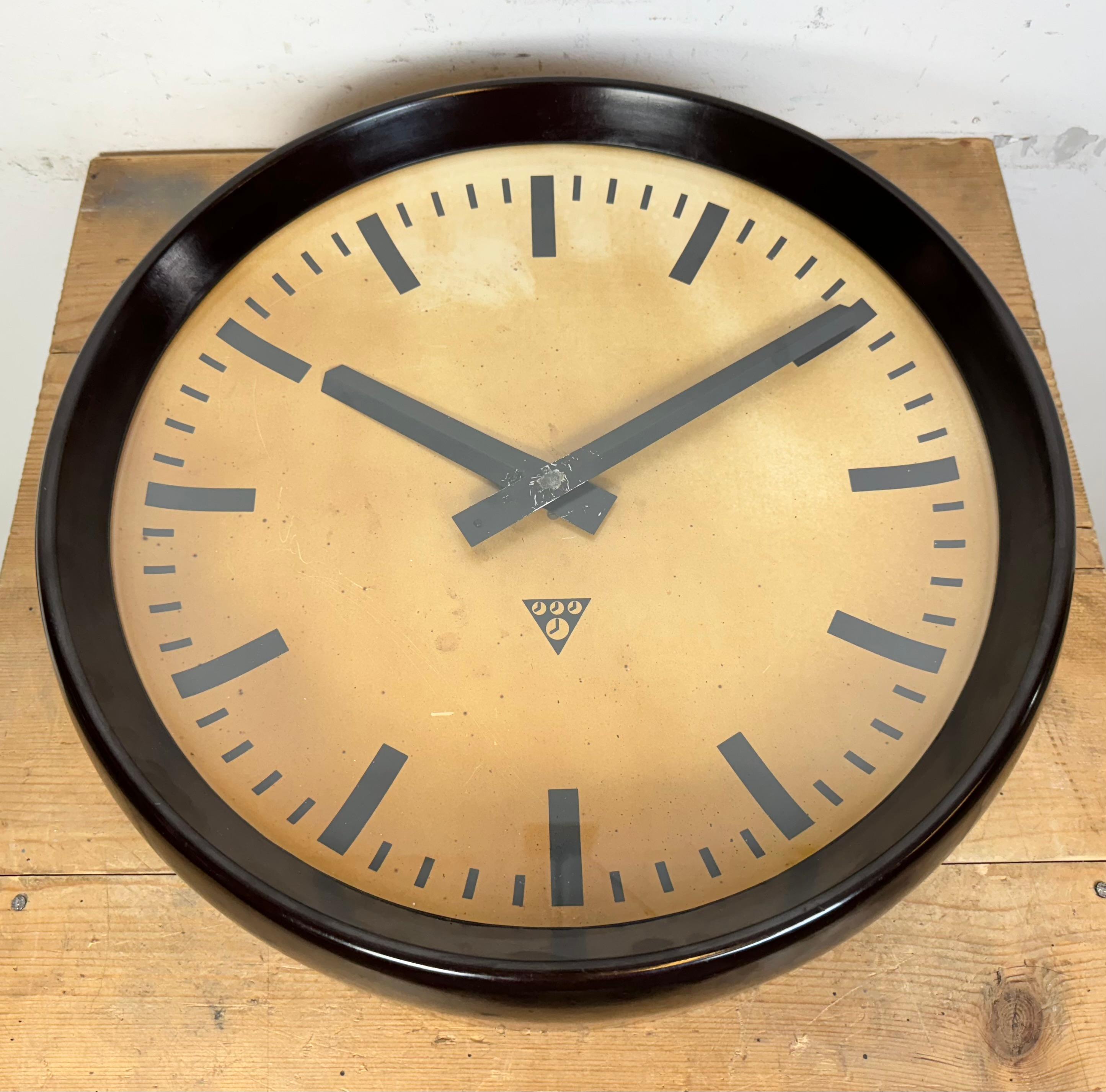 Large Industrial Bakelite Factory Wall Clock from Pragotron, 1950s For Sale 3