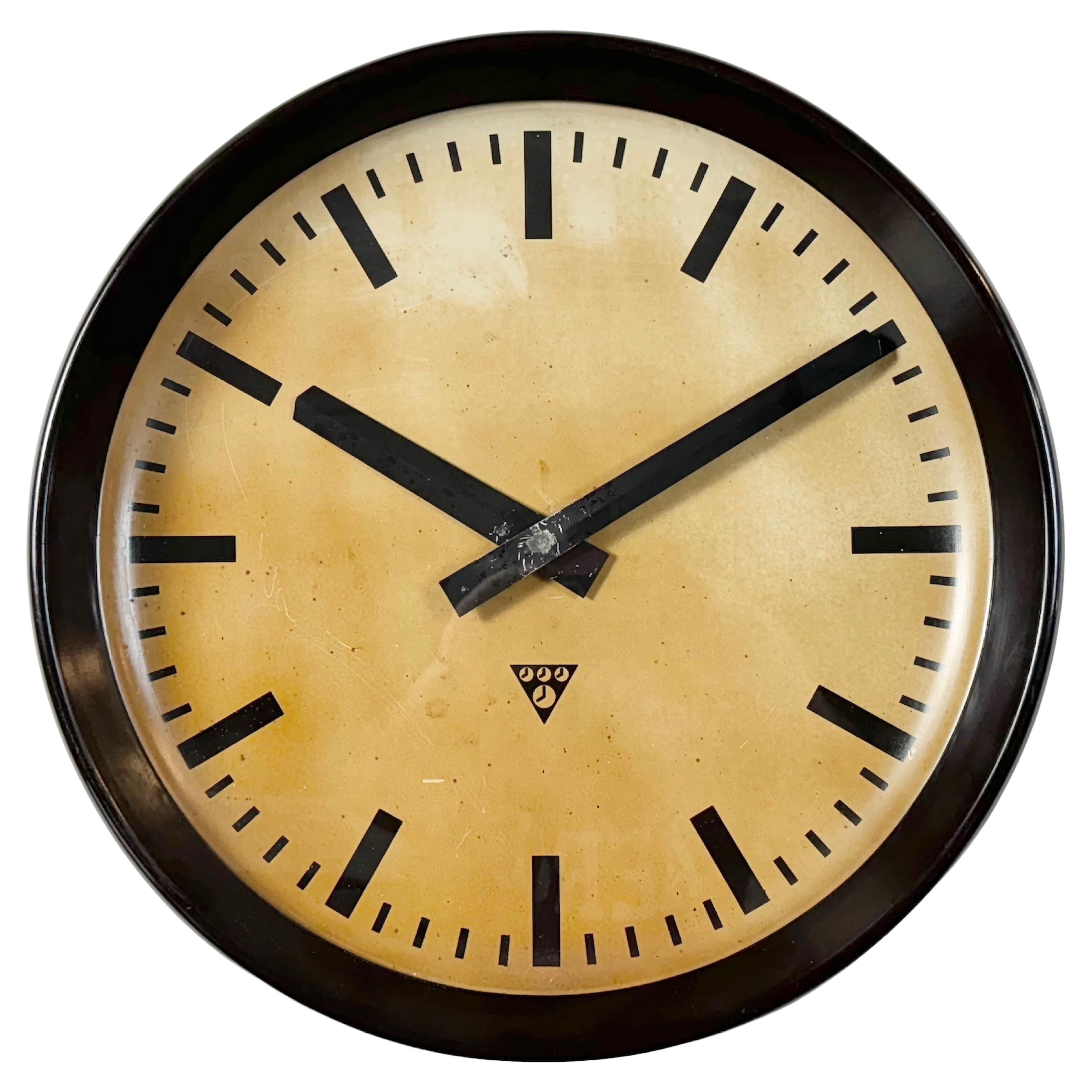 Grande horloge murale industrielle en bakélite de Pragotron, années 1950