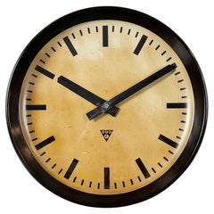 Grande orologio da parete industriale in bachelite di Pragotron, anni '1950