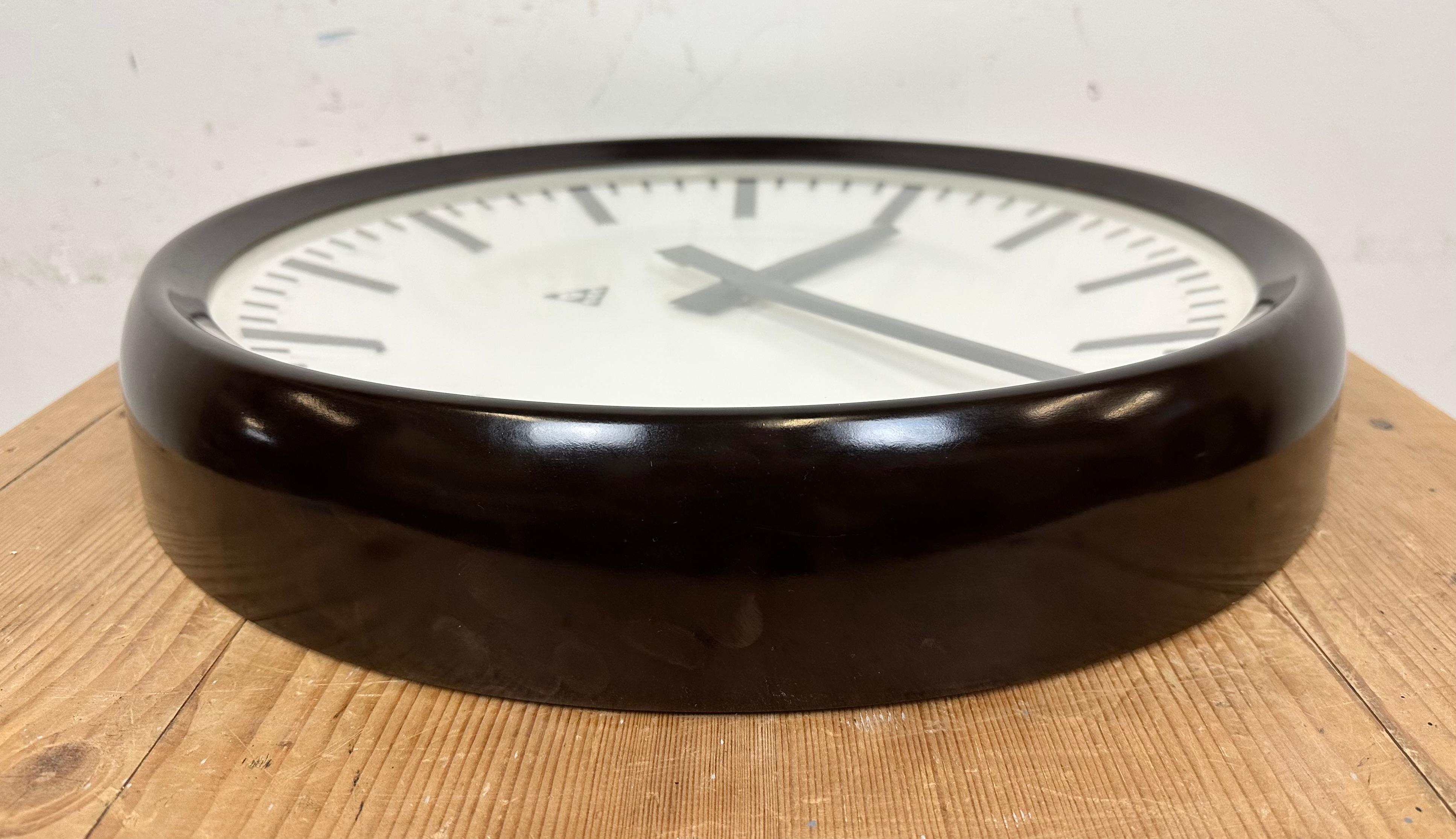 Large Industrial Bakelite Factory Wall Clock from Pragotron, 1960s For Sale 4