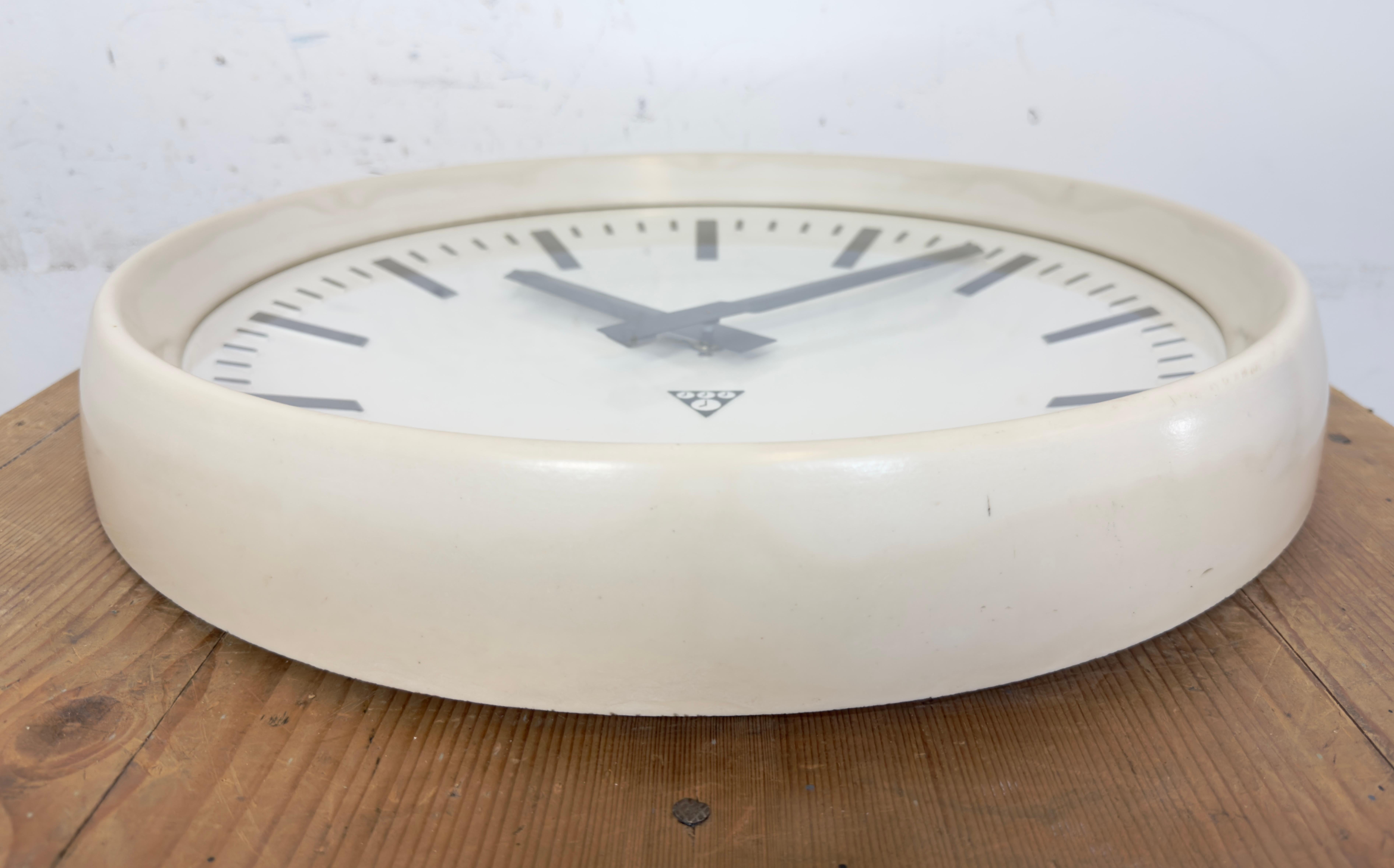 Large Industrial Bakelite Factory Wall Clock from Pragotron, 1960s For Sale 4