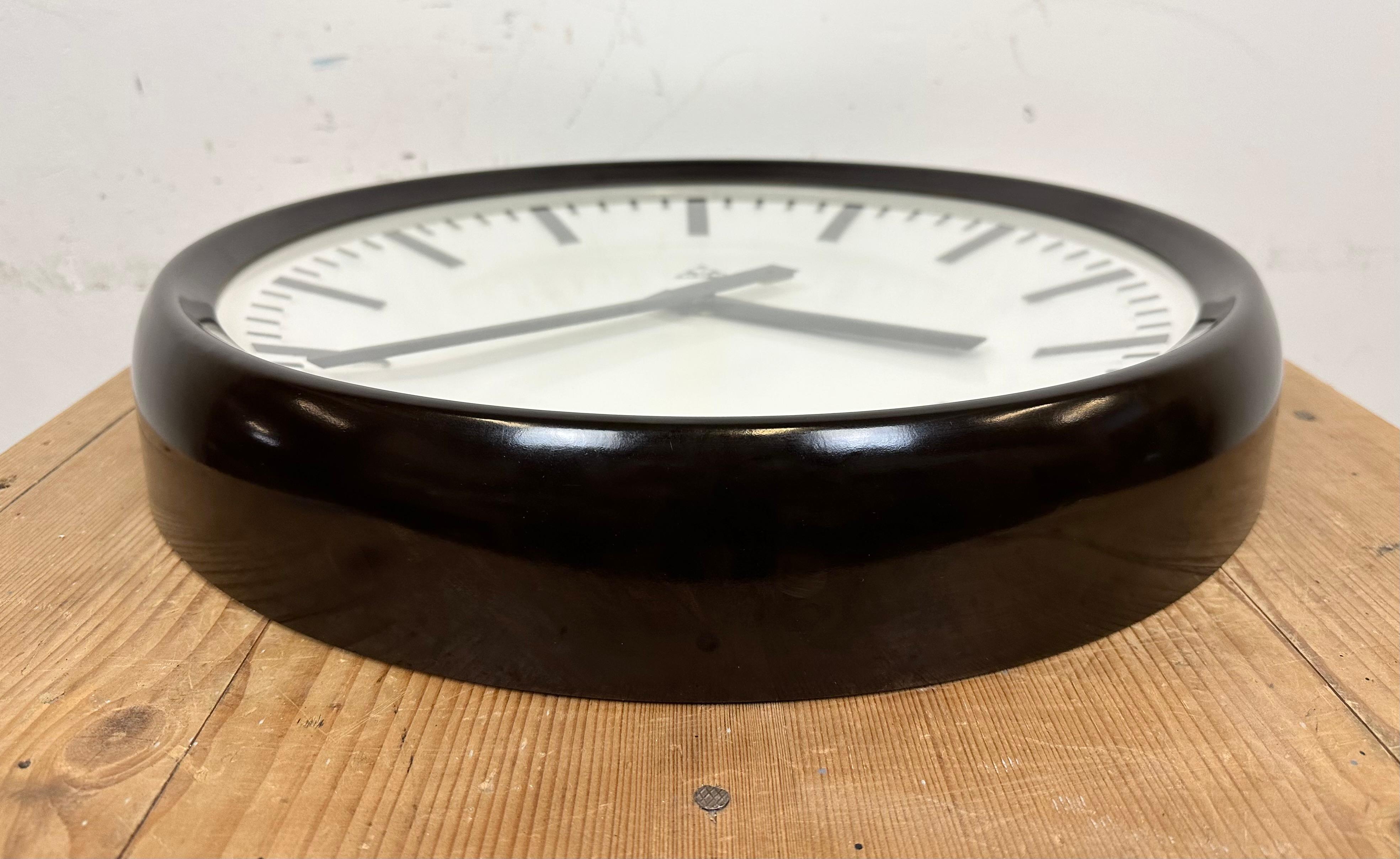 Large Industrial Bakelite Factory Wall Clock from Pragotron, 1960s For Sale 5