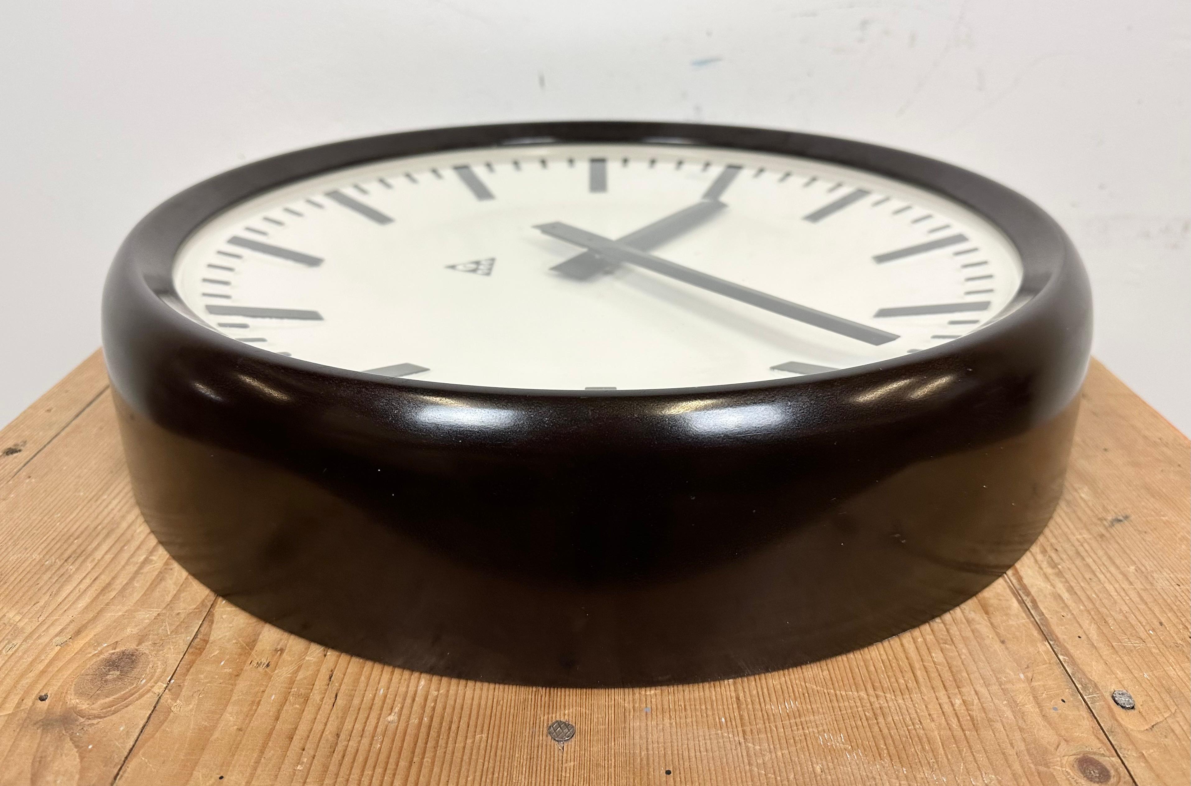 Large Industrial Bakelite Factory Wall Clock from Pragotron, 1960s For Sale 4