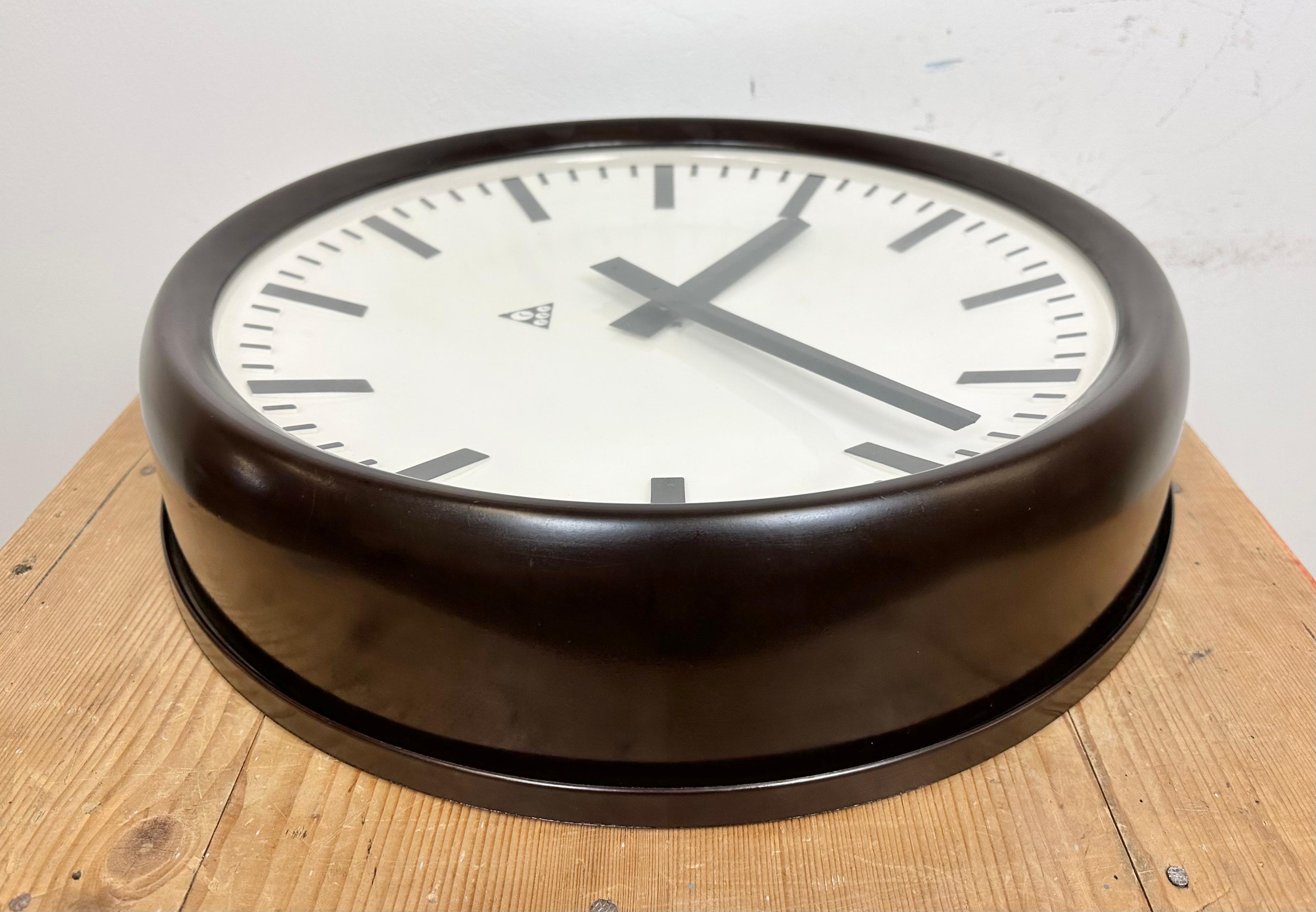 Large Industrial Bakelite Factory Wall Clock from Pragotron, 1960s For Sale 5