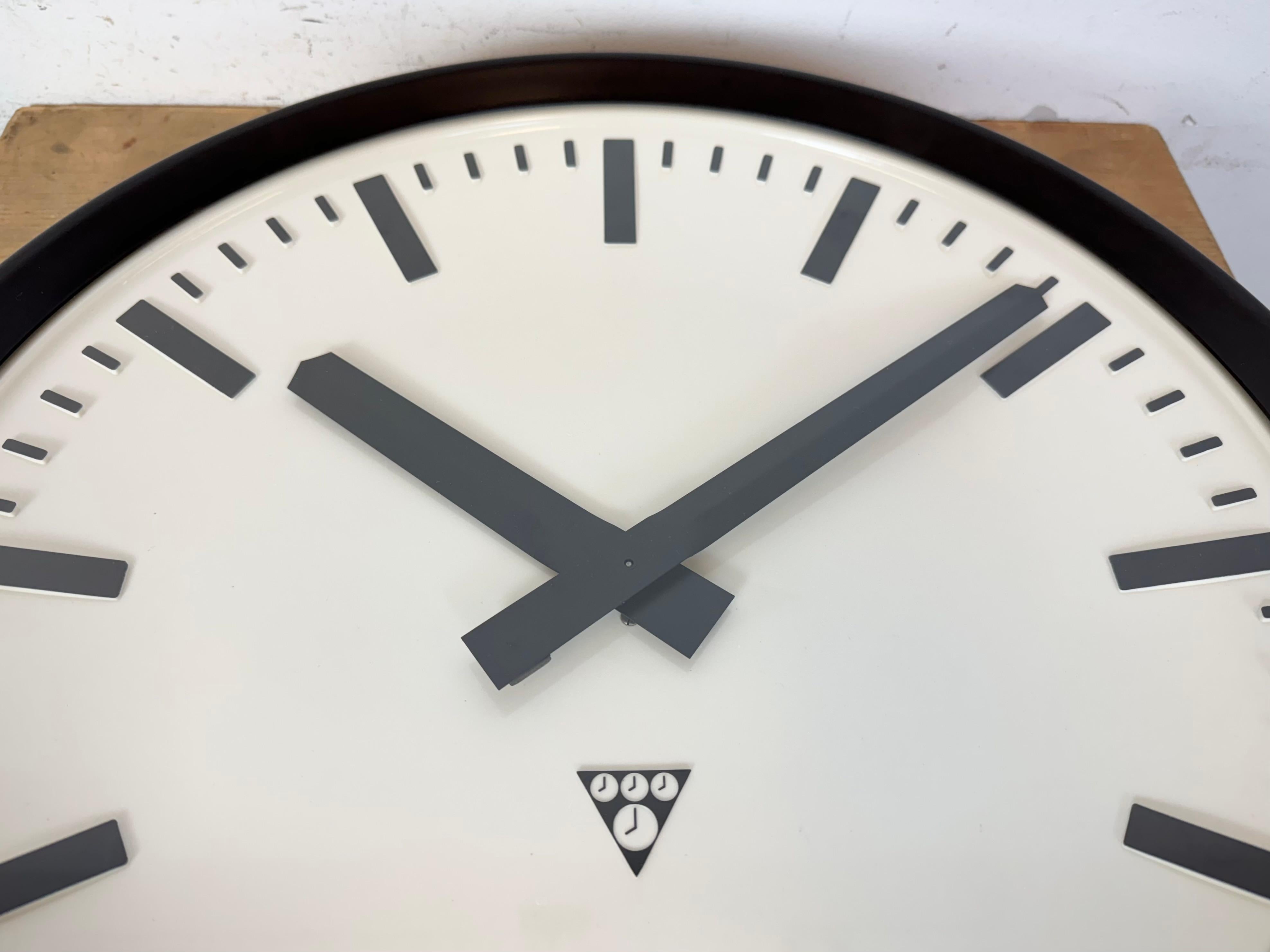 Large Industrial Bakelite Factory Wall Clock from Pragotron, 1960s For Sale 5