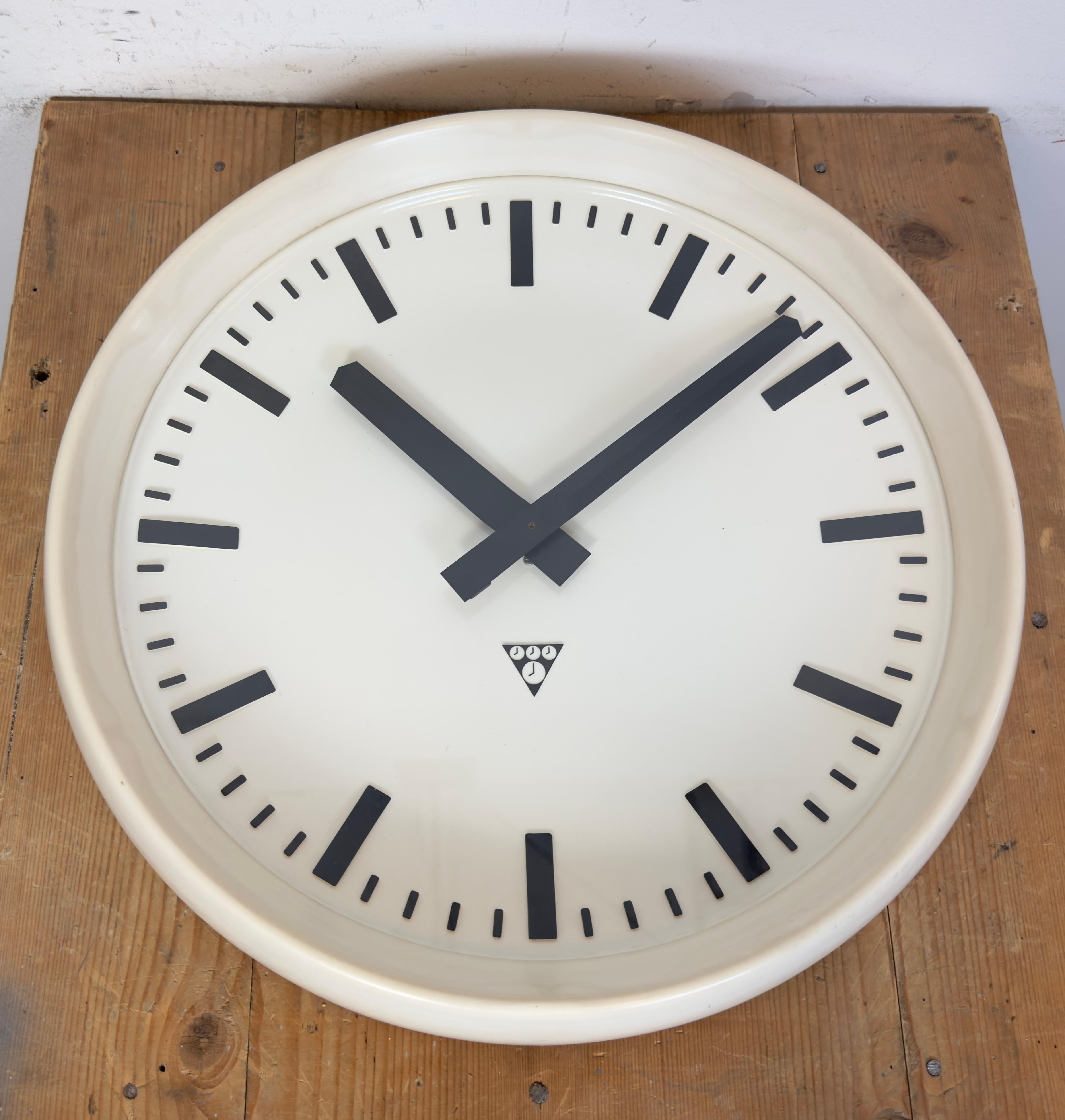 Large Industrial Bakelite Factory Wall Clock from Pragotron, 1960s For Sale 6