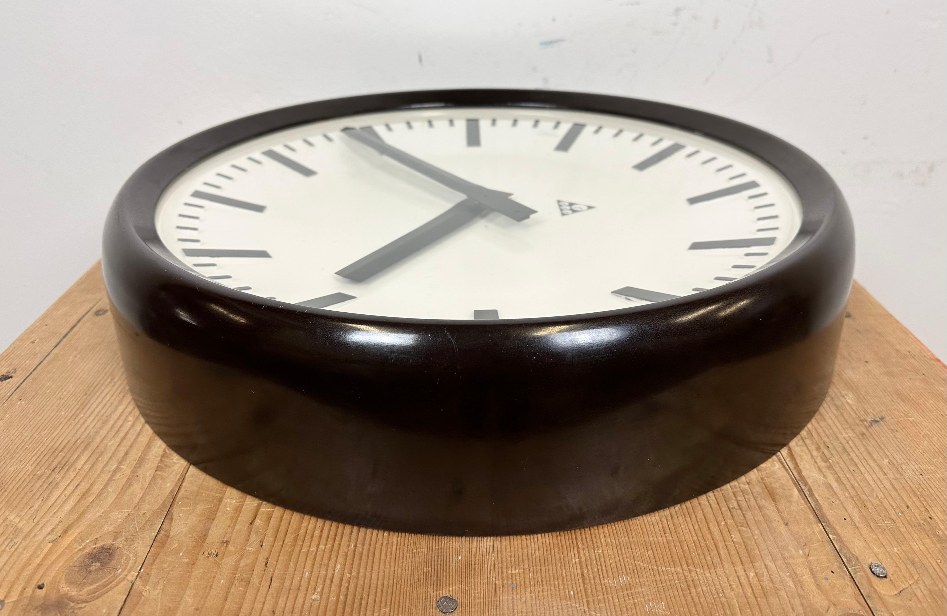 Large Industrial Bakelite Factory Wall Clock from Pragotron, 1960s For Sale 6
