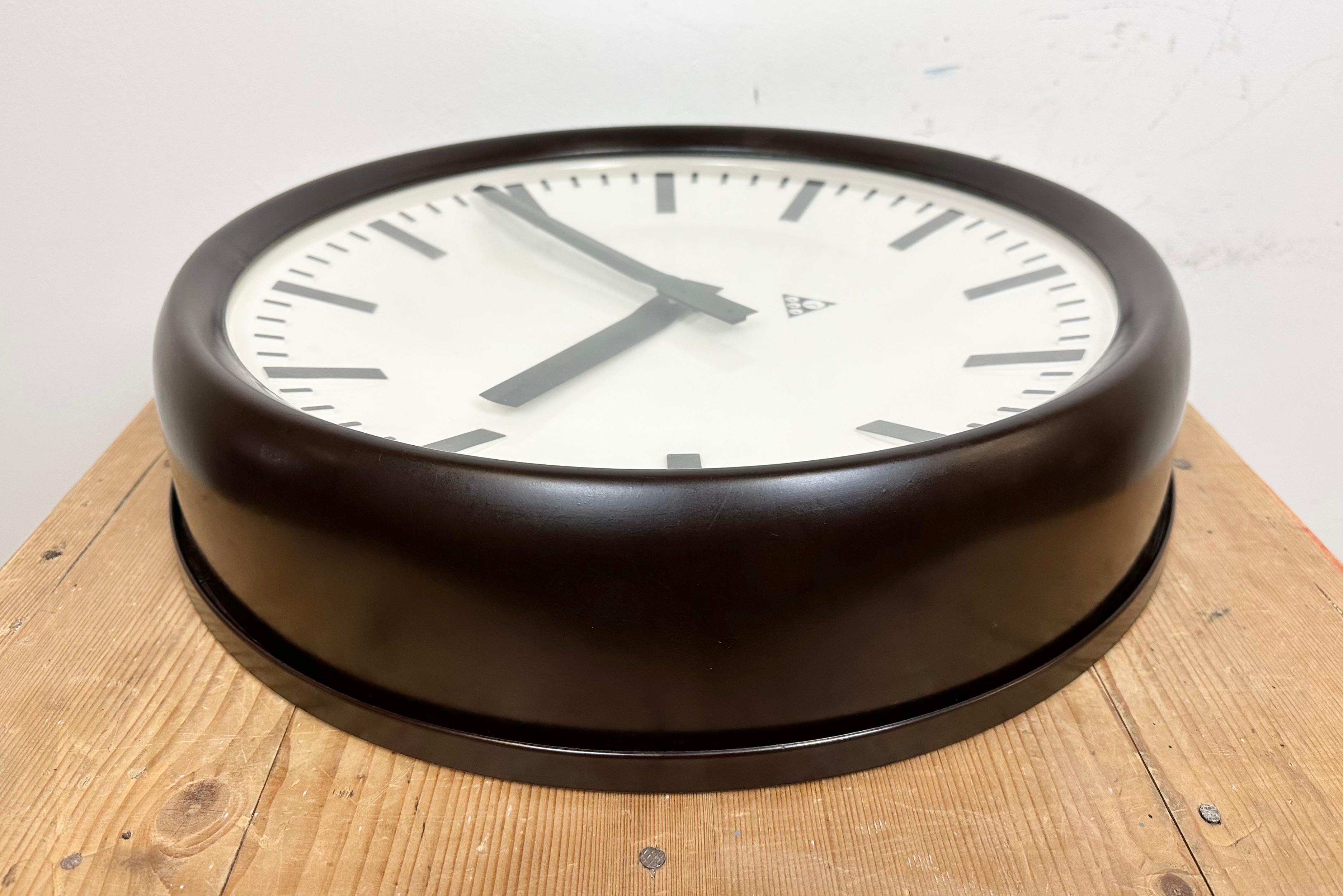 Large Industrial Bakelite Factory Wall Clock from Pragotron, 1960s For Sale 7