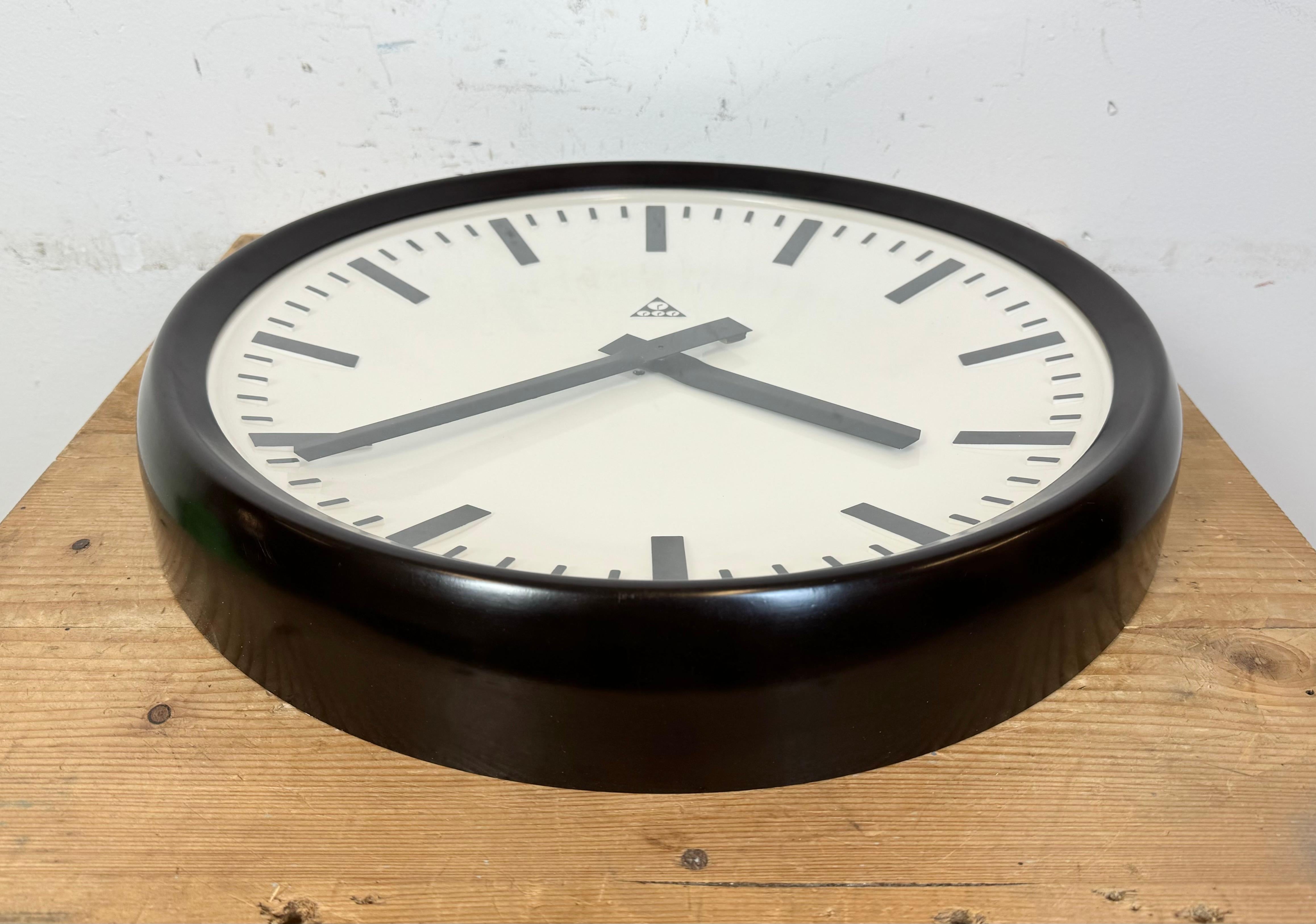Large Industrial Bakelite Factory Wall Clock from Pragotron, 1960s For Sale 7