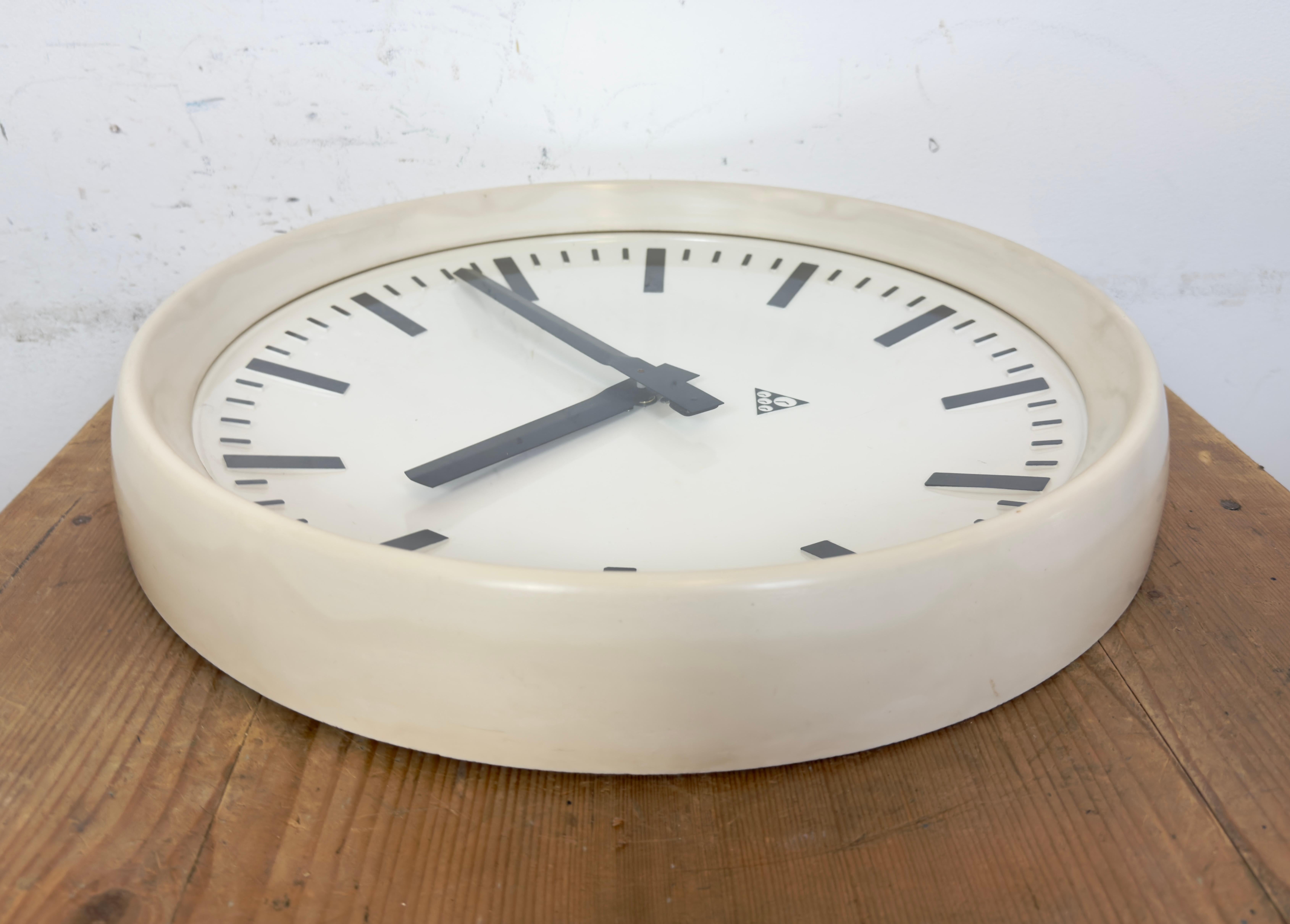 Large Industrial Bakelite Factory Wall Clock from Pragotron, 1960s For Sale 7