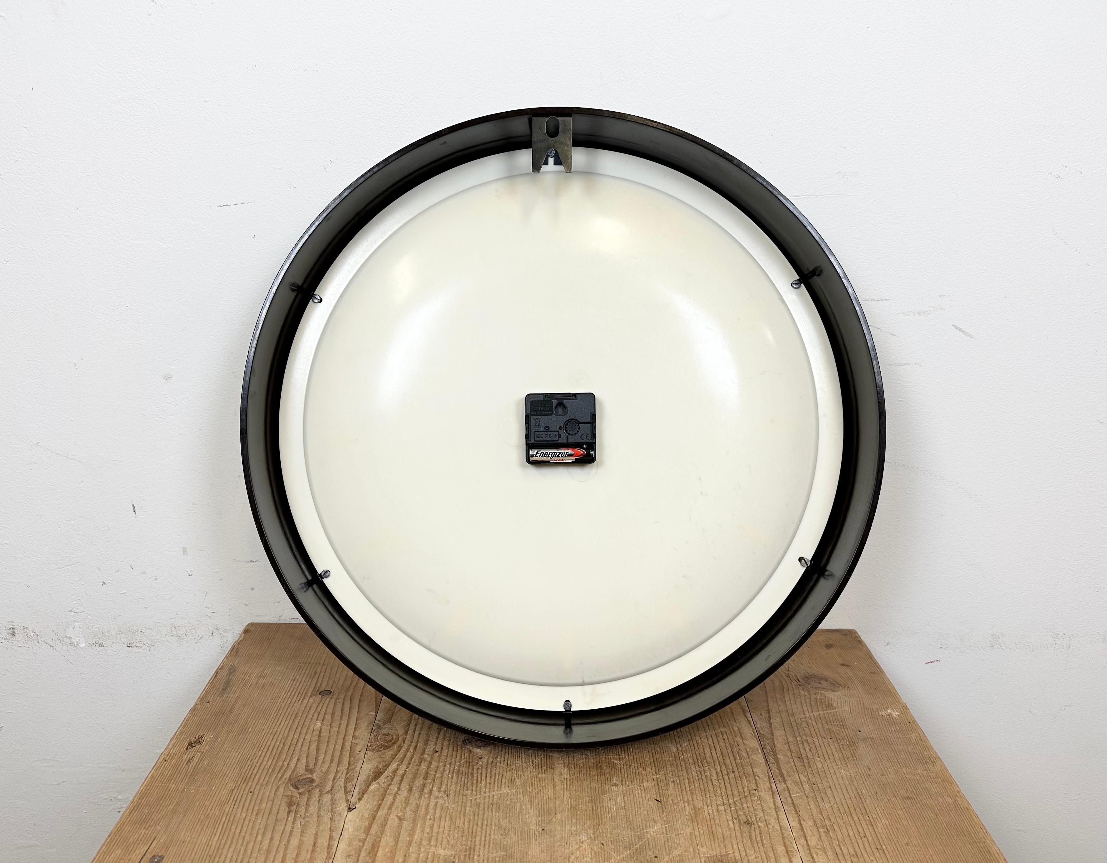 Large Industrial Bakelite Factory Wall Clock from Pragotron, 1960s For Sale 8