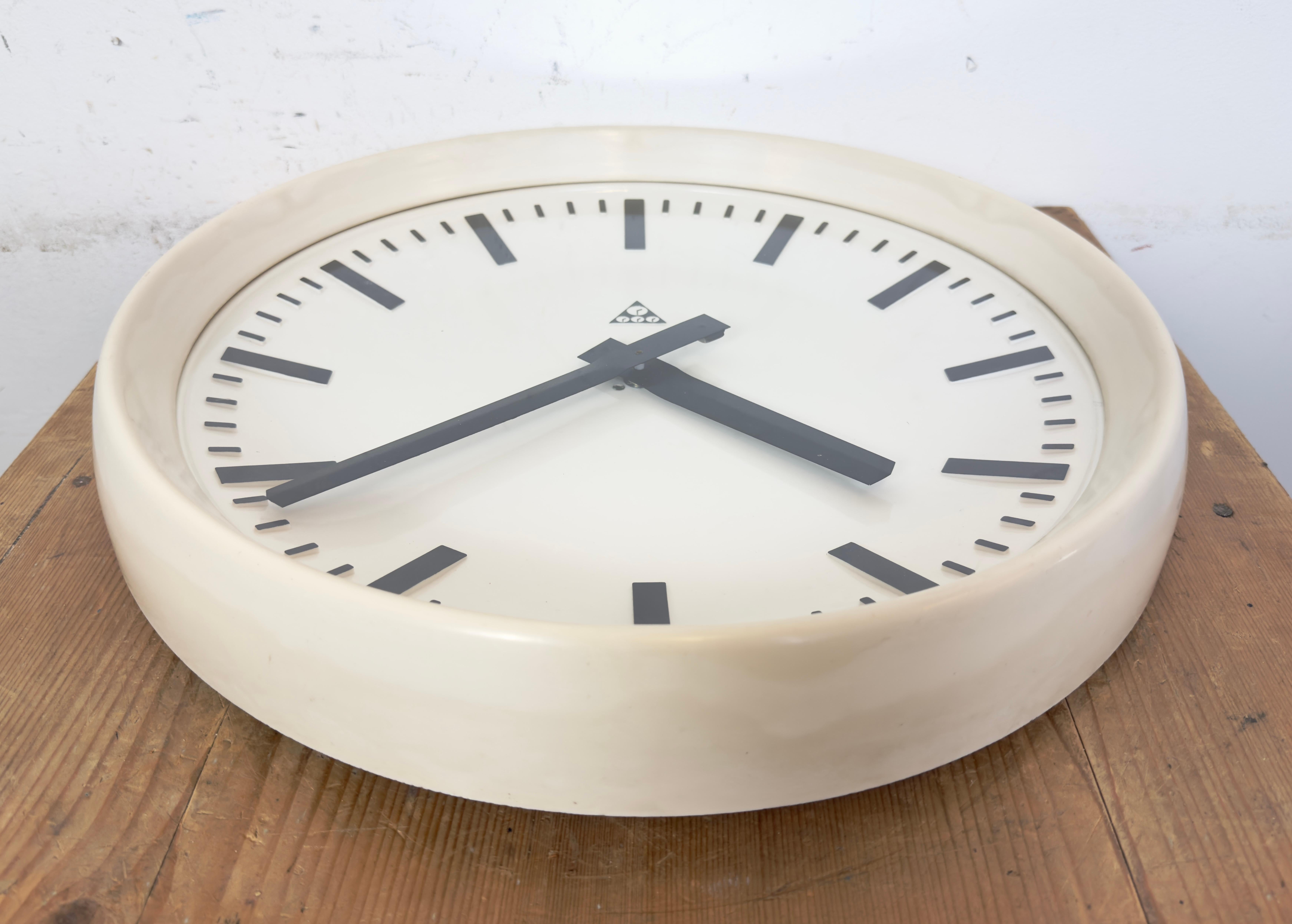 Large Industrial Bakelite Factory Wall Clock from Pragotron, 1960s For Sale 8