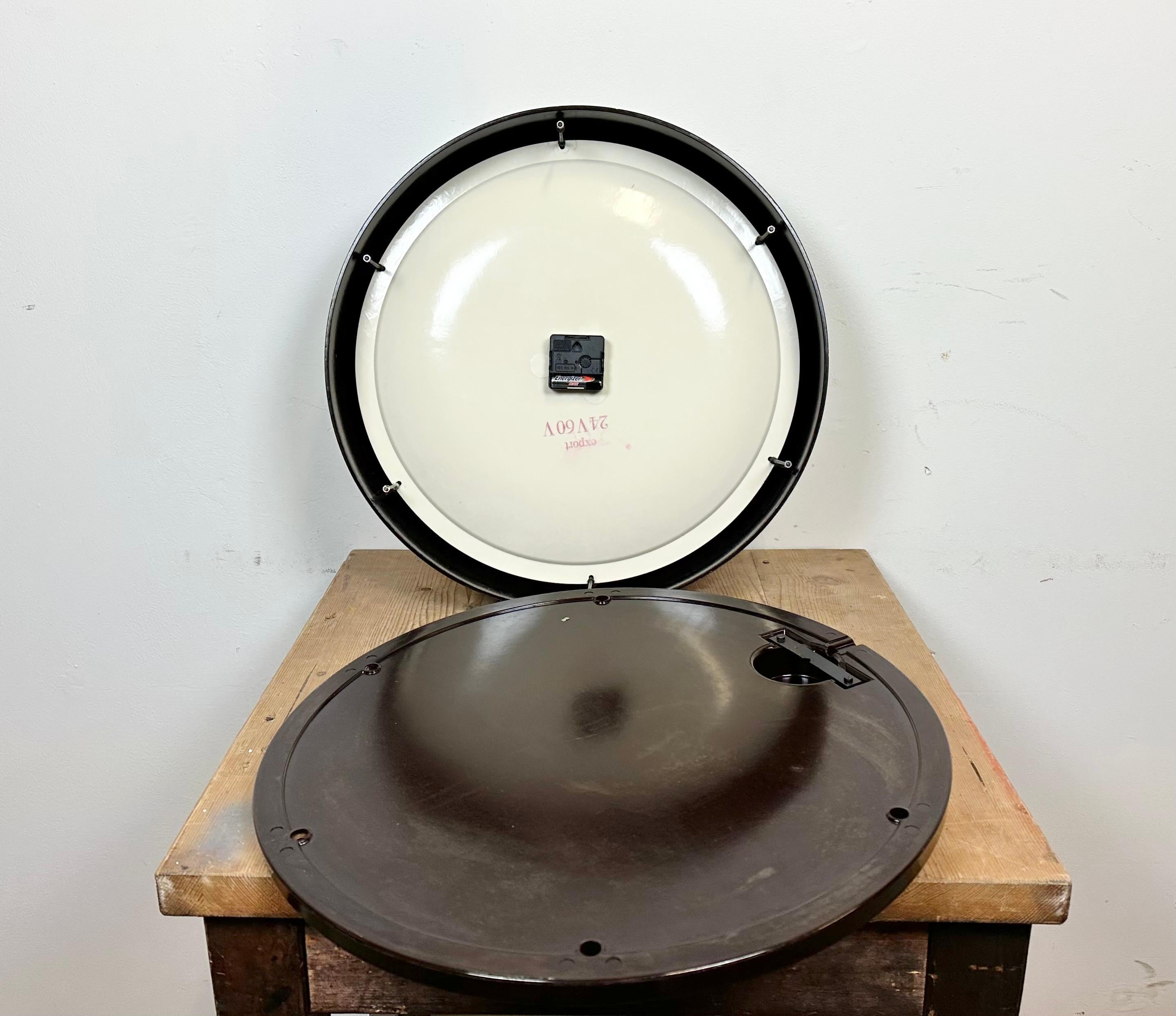 Large Industrial Bakelite Factory Wall Clock from Pragotron, 1960s For Sale 10