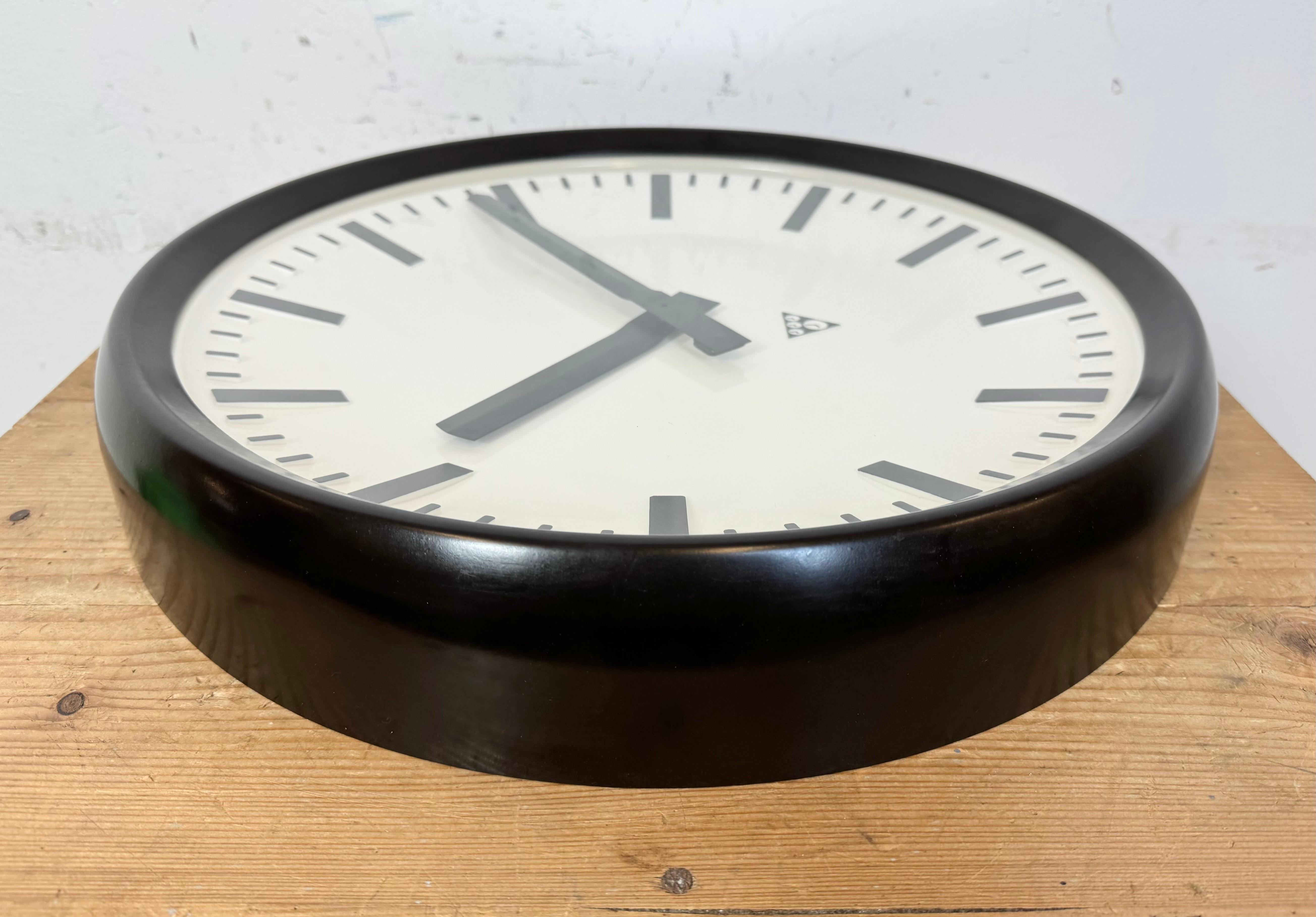 Large Industrial Bakelite Factory Wall Clock from Pragotron, 1960s For Sale 10