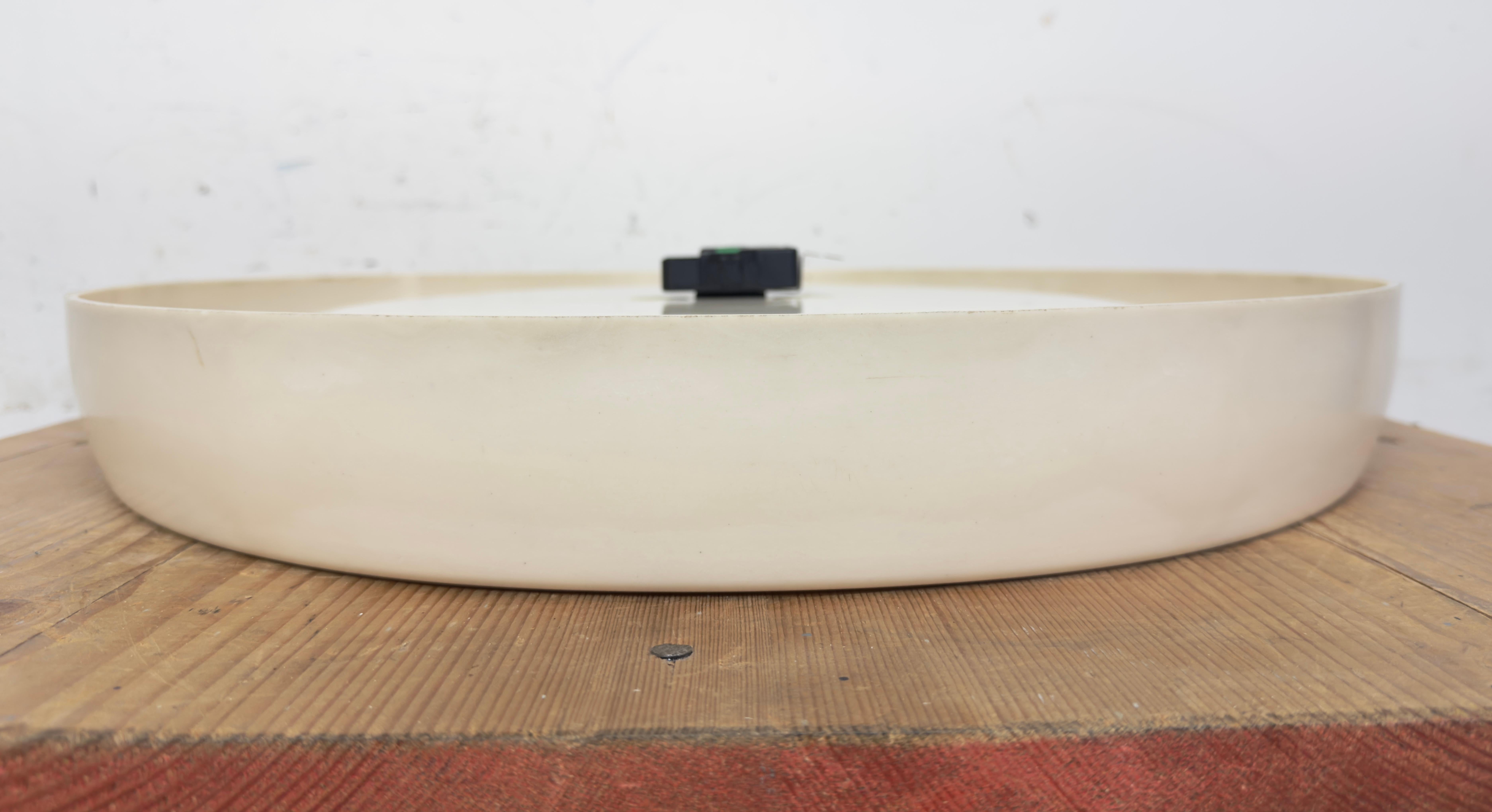 Large Industrial Bakelite Factory Wall Clock from Pragotron, 1960s For Sale 10