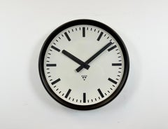 Grande horloge murale industrielle en bakélite de Pragotron, années 1960