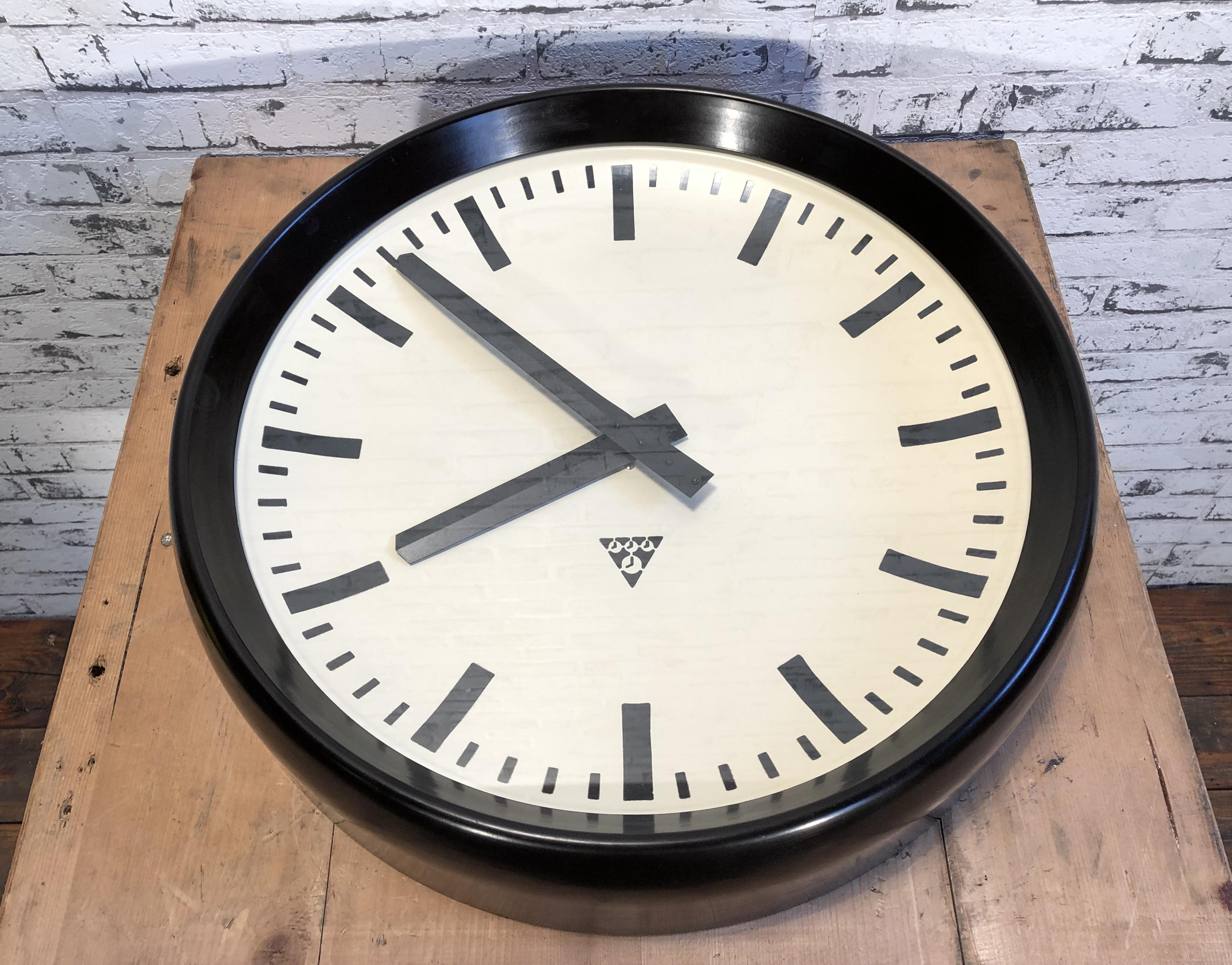 Large Industrial Bakelite Factory Wall Clock from Pragotron, 1960s In Good Condition In Kojetice, CZ