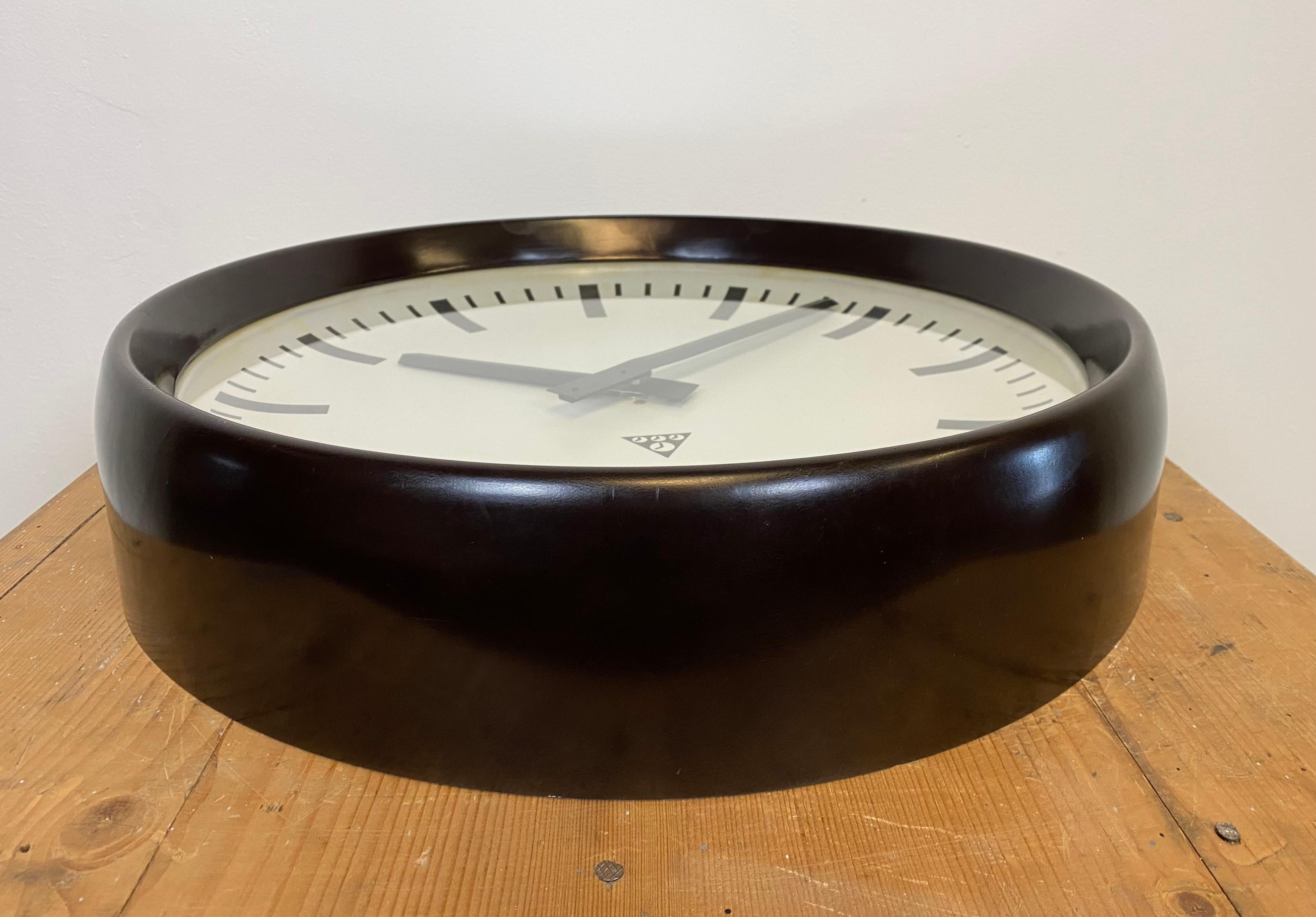 Large Industrial Bakelite Factory Wall Clock from Pragotron, 1960s In Good Condition In Kojetice, CZ