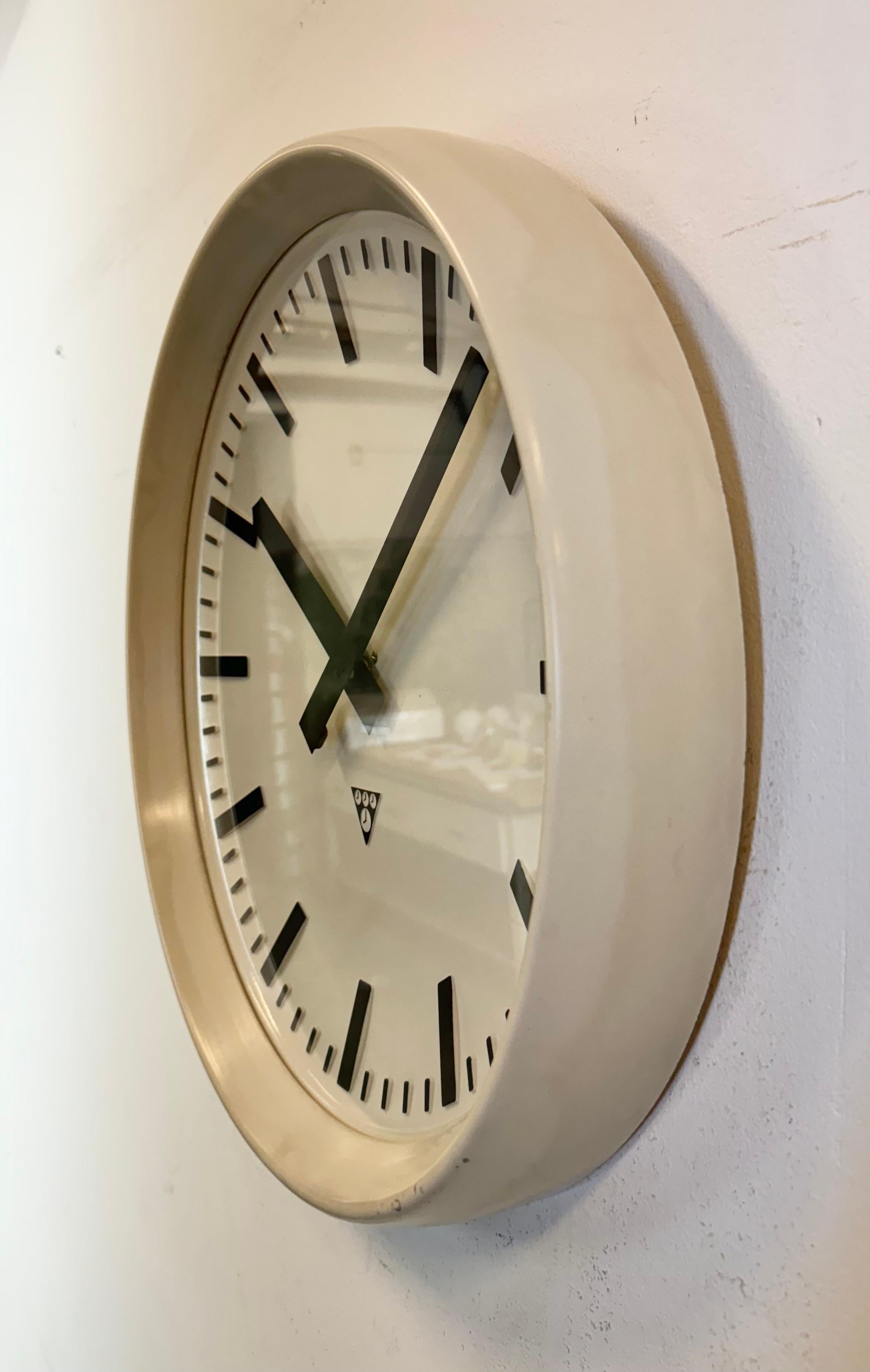 Large Industrial Bakelite Factory Wall Clock from Pragotron, 1960s In Good Condition For Sale In Kojetice, CZ
