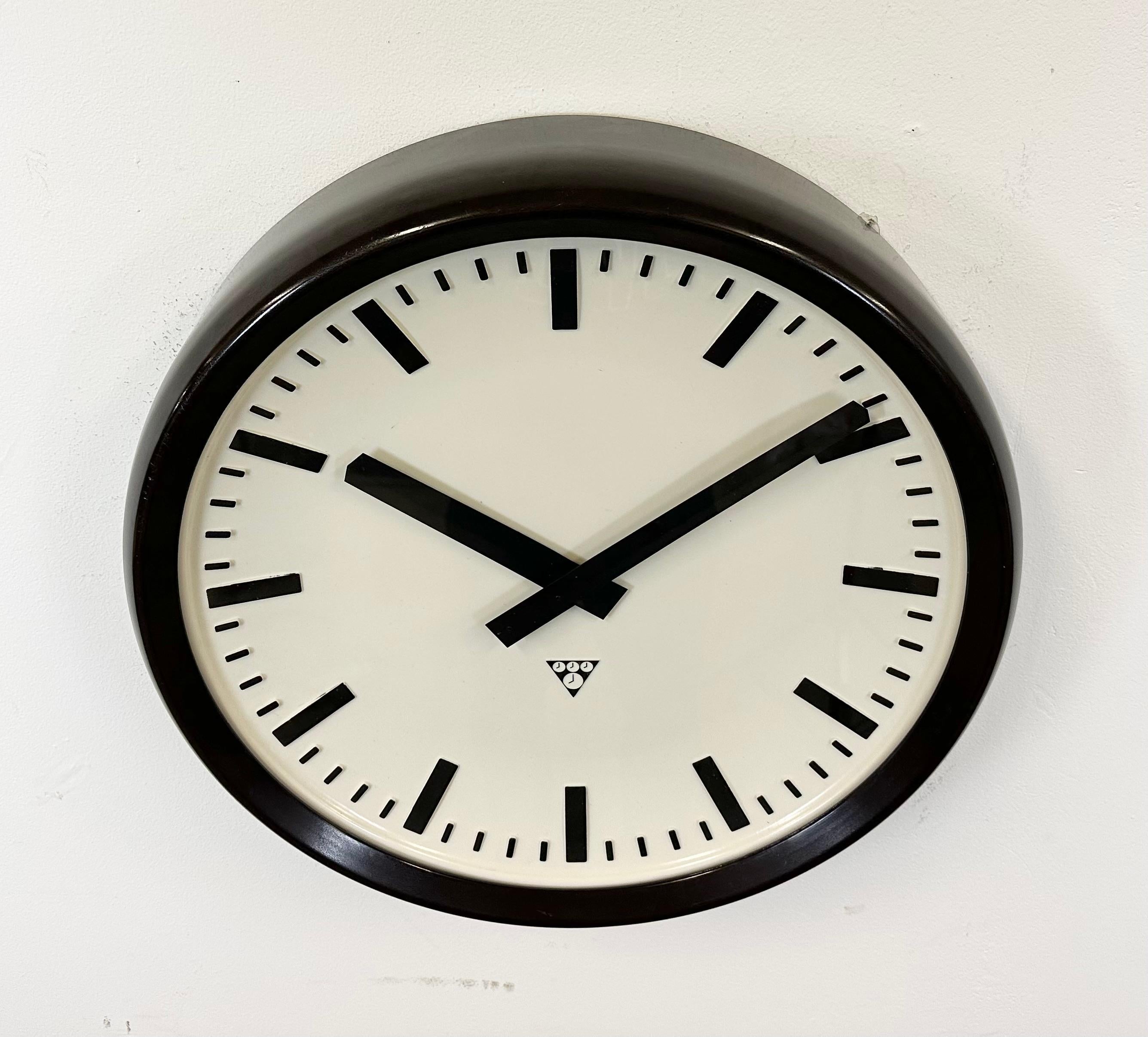 Large Industrial Bakelite Factory Wall Clock from Pragotron, 1960s In Good Condition For Sale In Kojetice, CZ