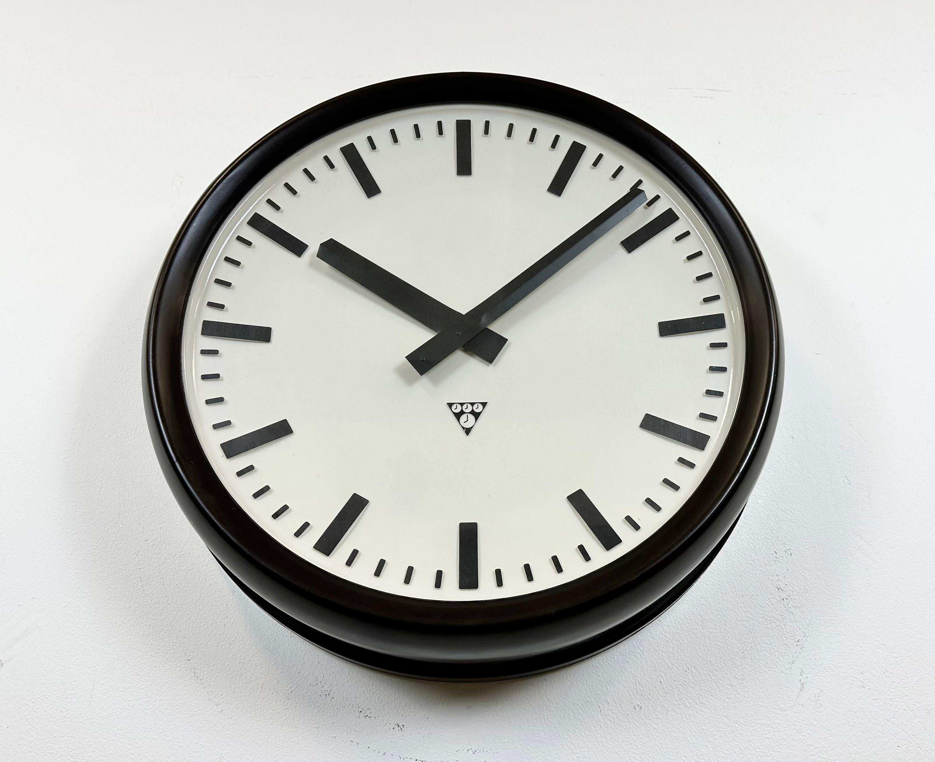 Large Industrial Bakelite Factory Wall Clock from Pragotron, 1960s For Sale 1