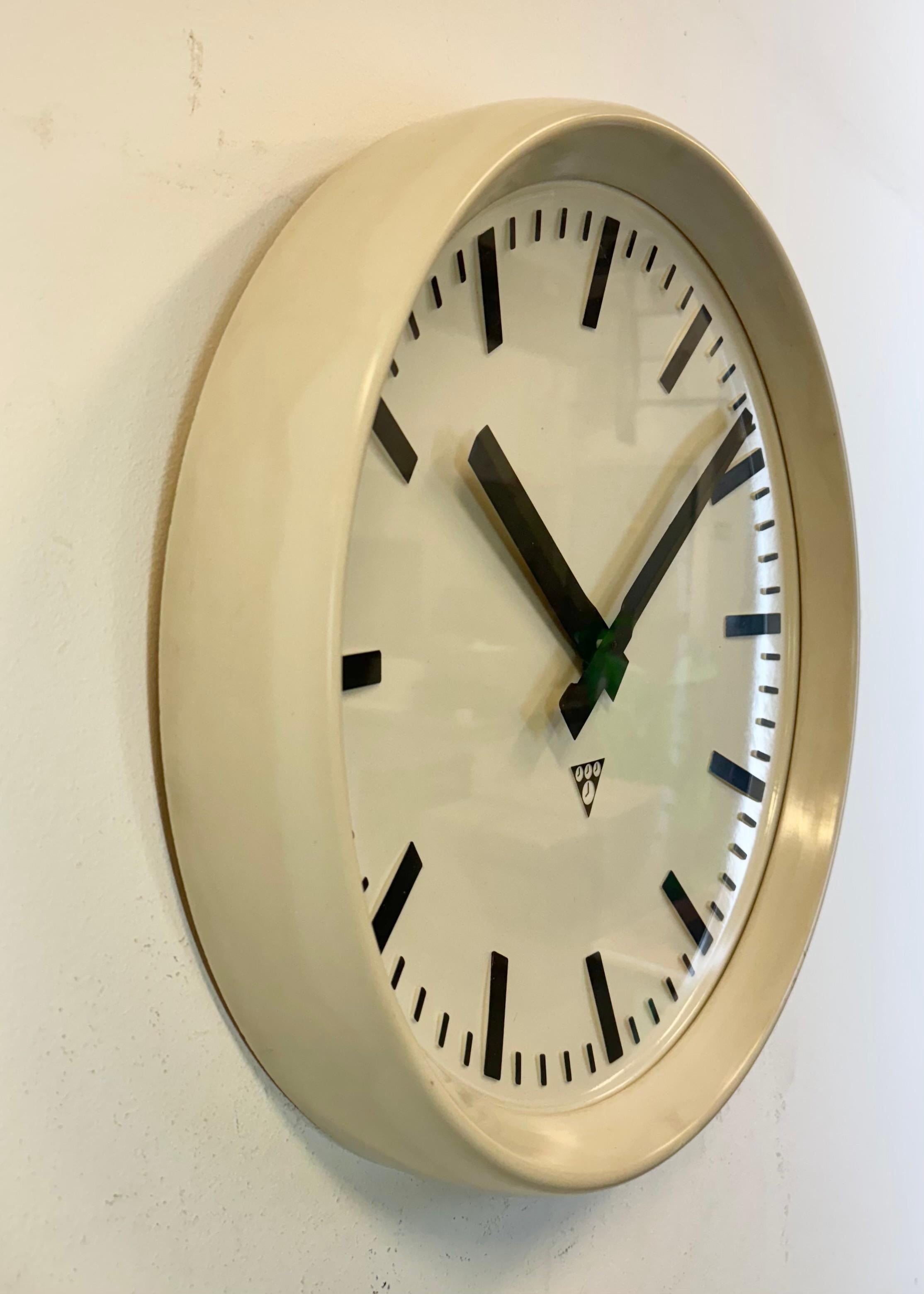 Large Industrial Bakelite Factory Wall Clock from Pragotron, 1960s For Sale 1