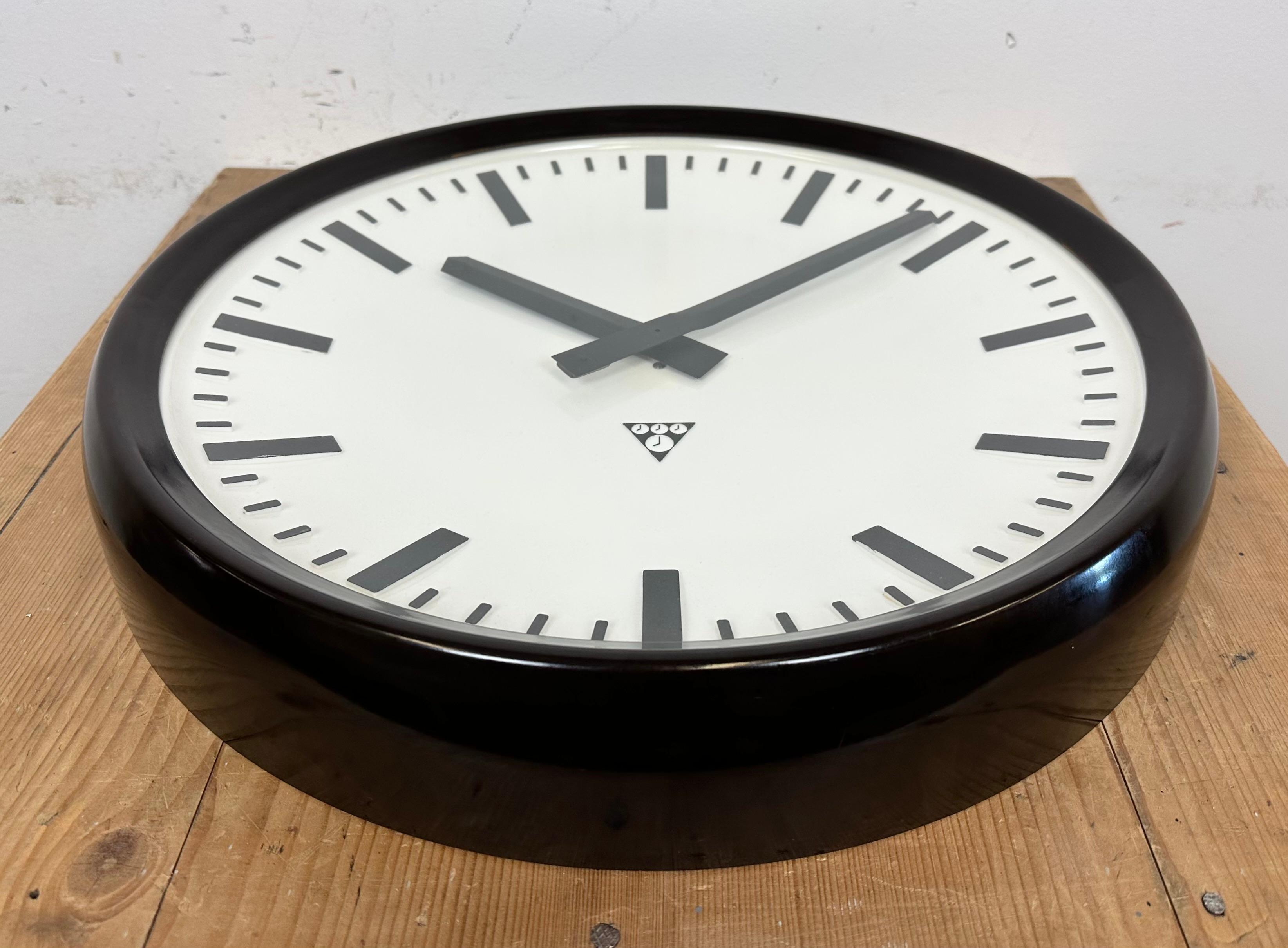 Large Industrial Bakelite Factory Wall Clock from Pragotron, 1960s For Sale 2