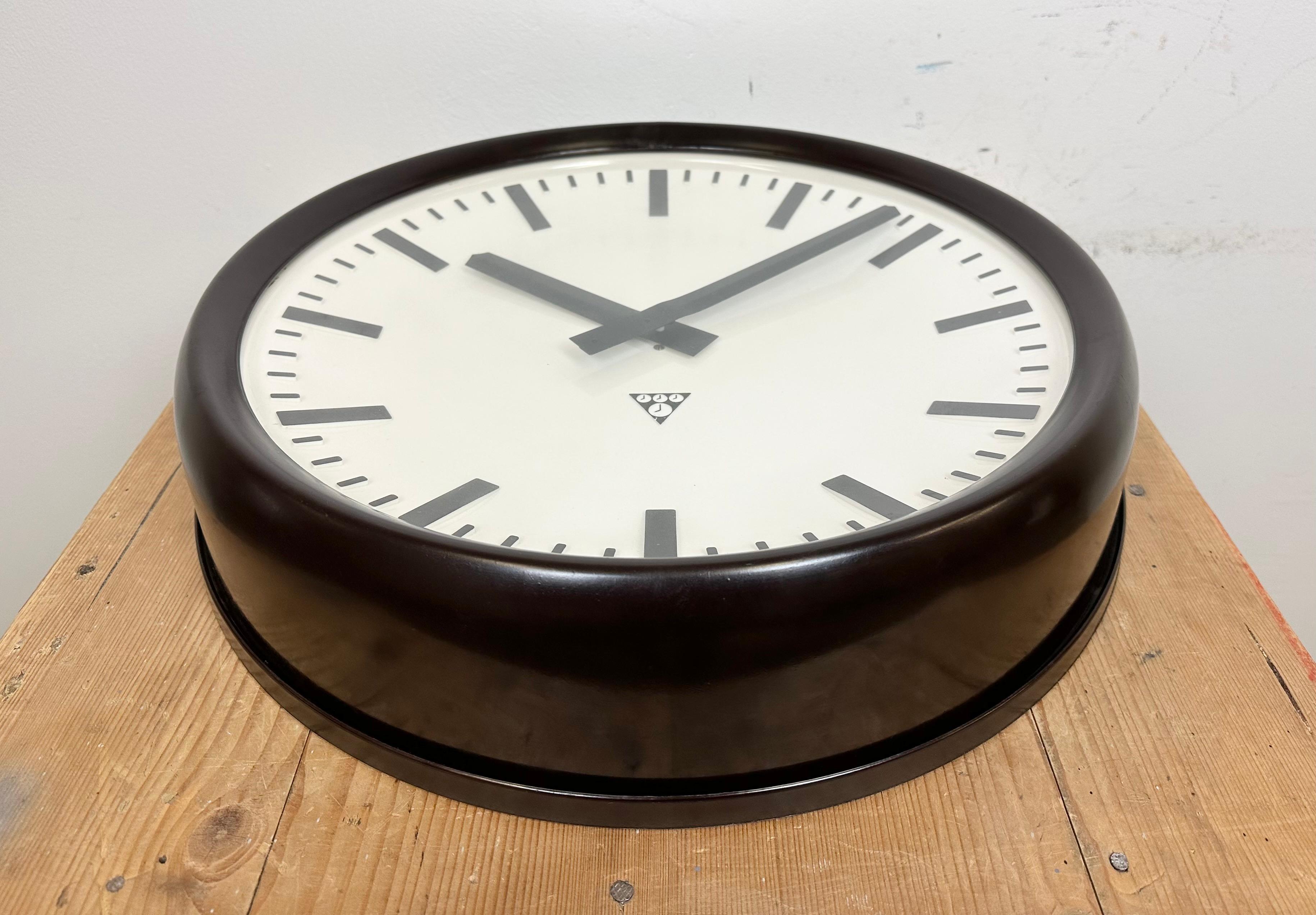 Large Industrial Bakelite Factory Wall Clock from Pragotron, 1960s For Sale 2