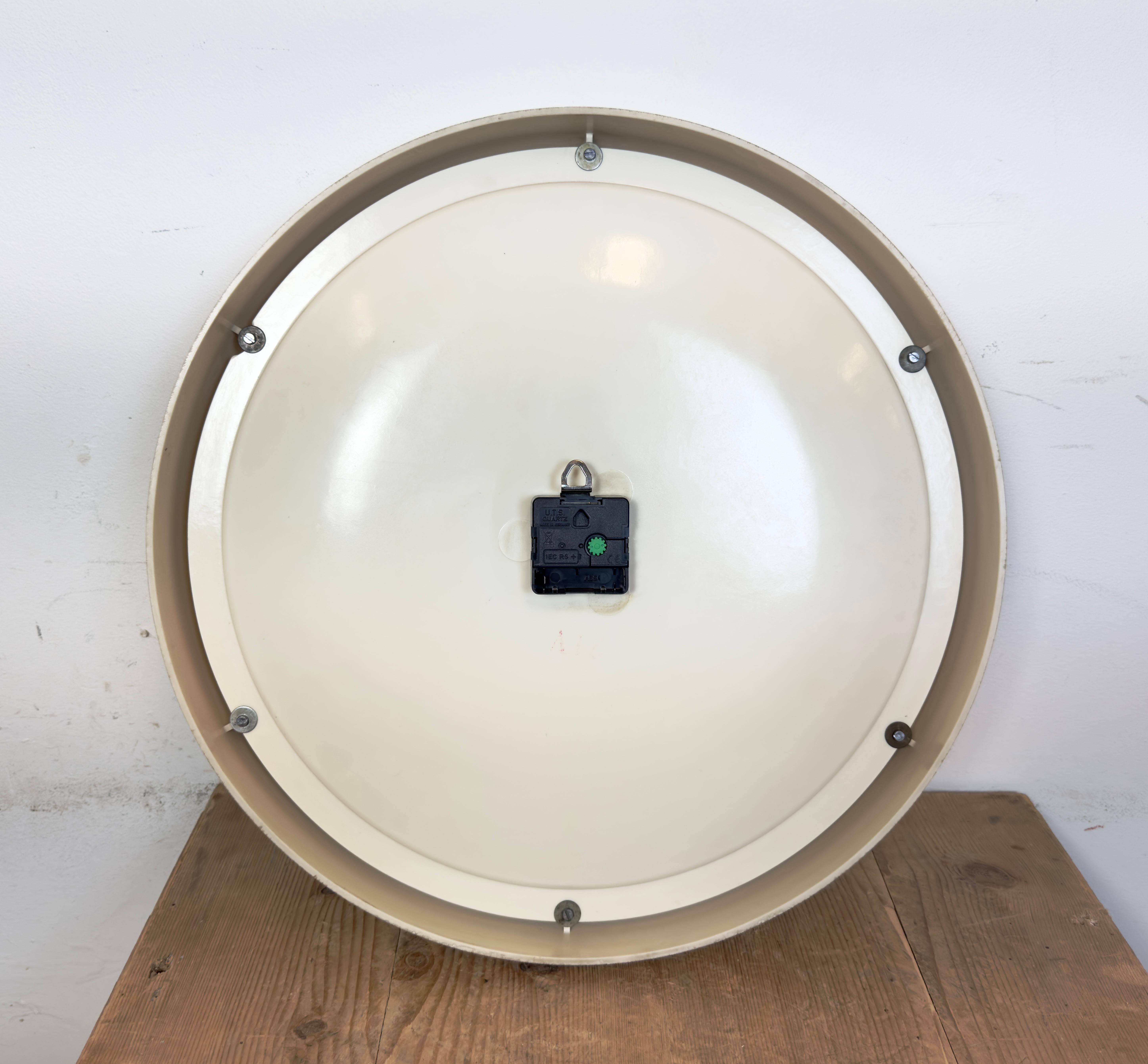 Large Industrial Bakelite Factory Wall Clock from Pragotron, 1960s For Sale 2