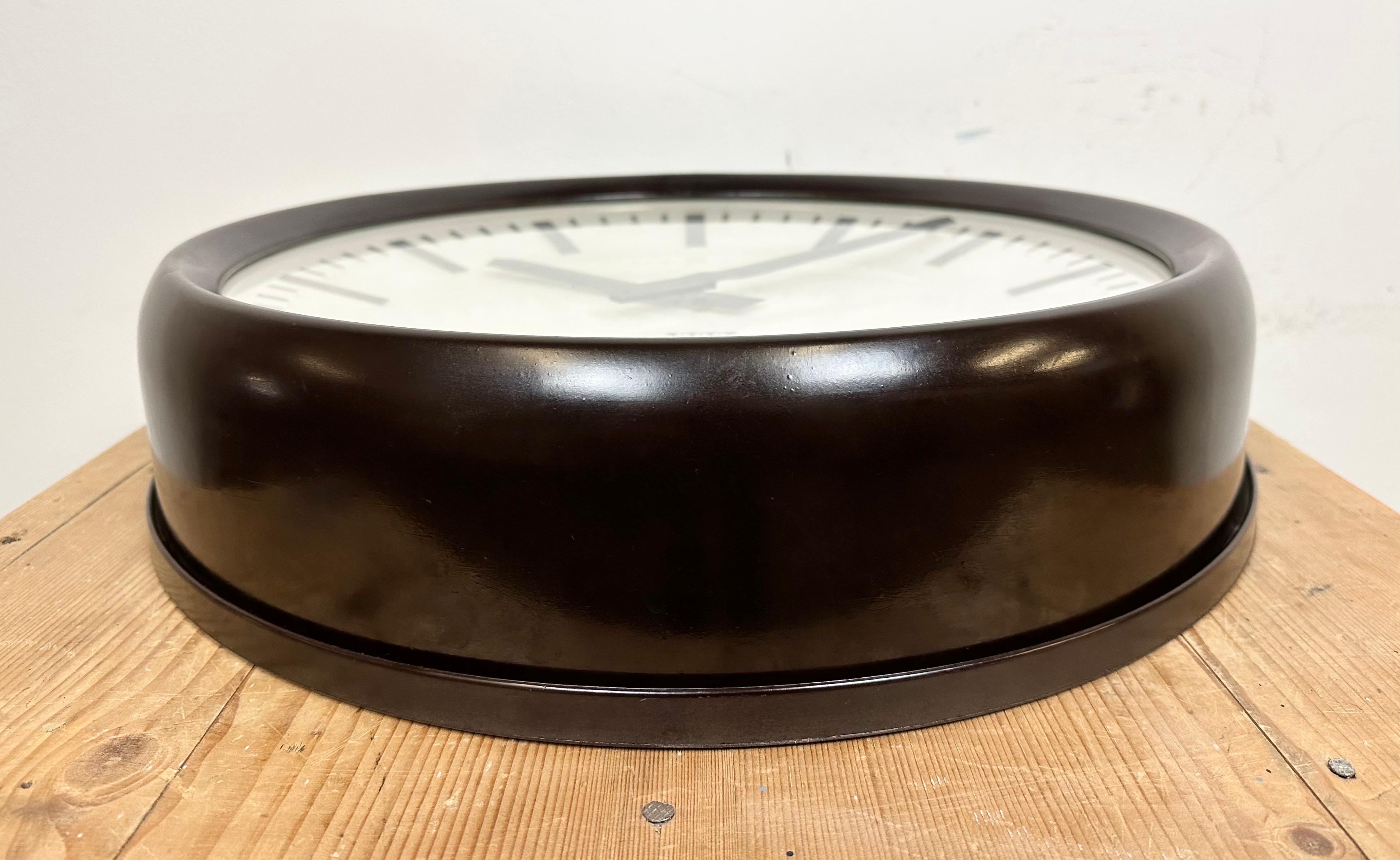 Large Industrial Bakelite Factory Wall Clock from Pragotron, 1960s For Sale 3