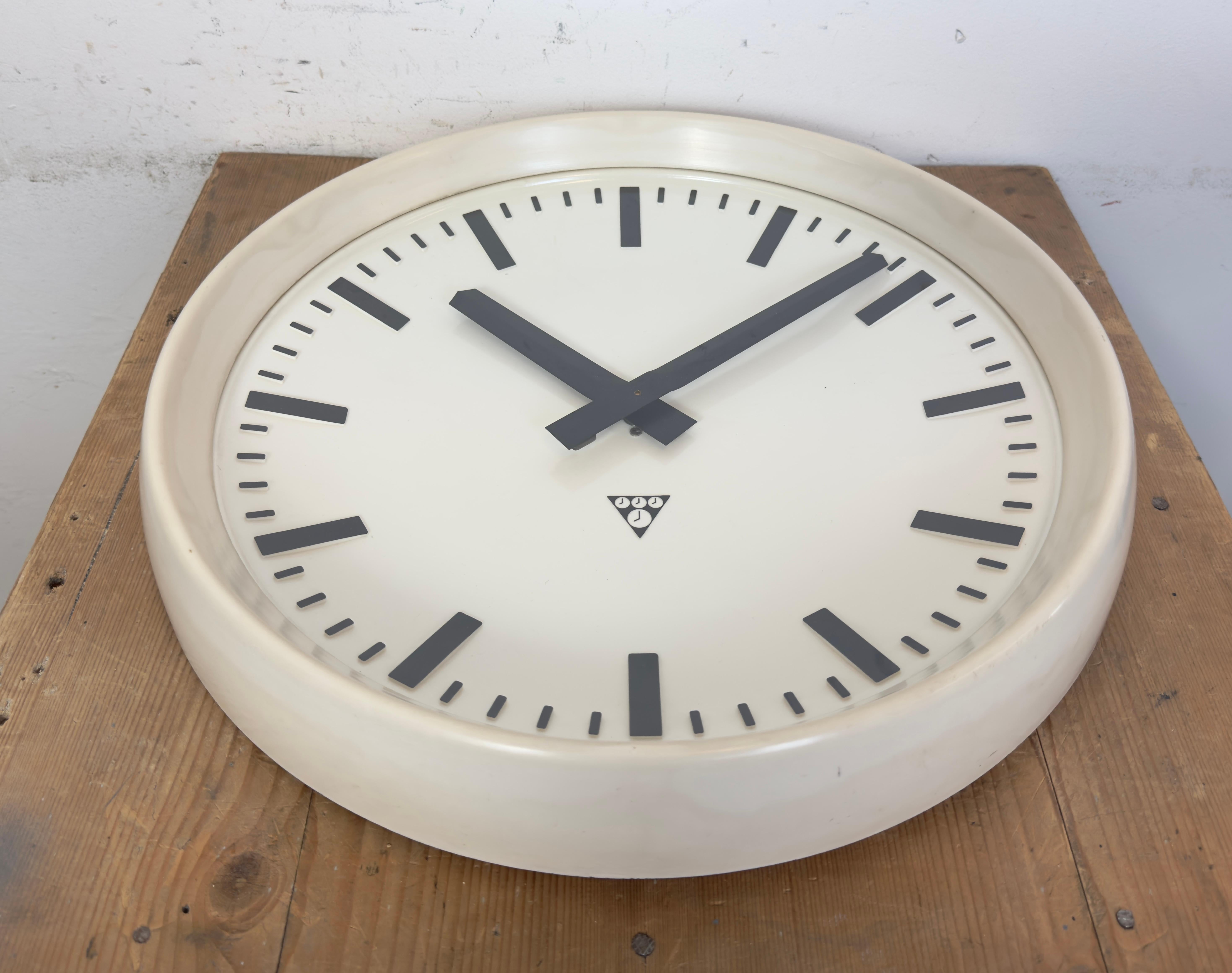 Large Industrial Bakelite Factory Wall Clock from Pragotron, 1960s For Sale 3