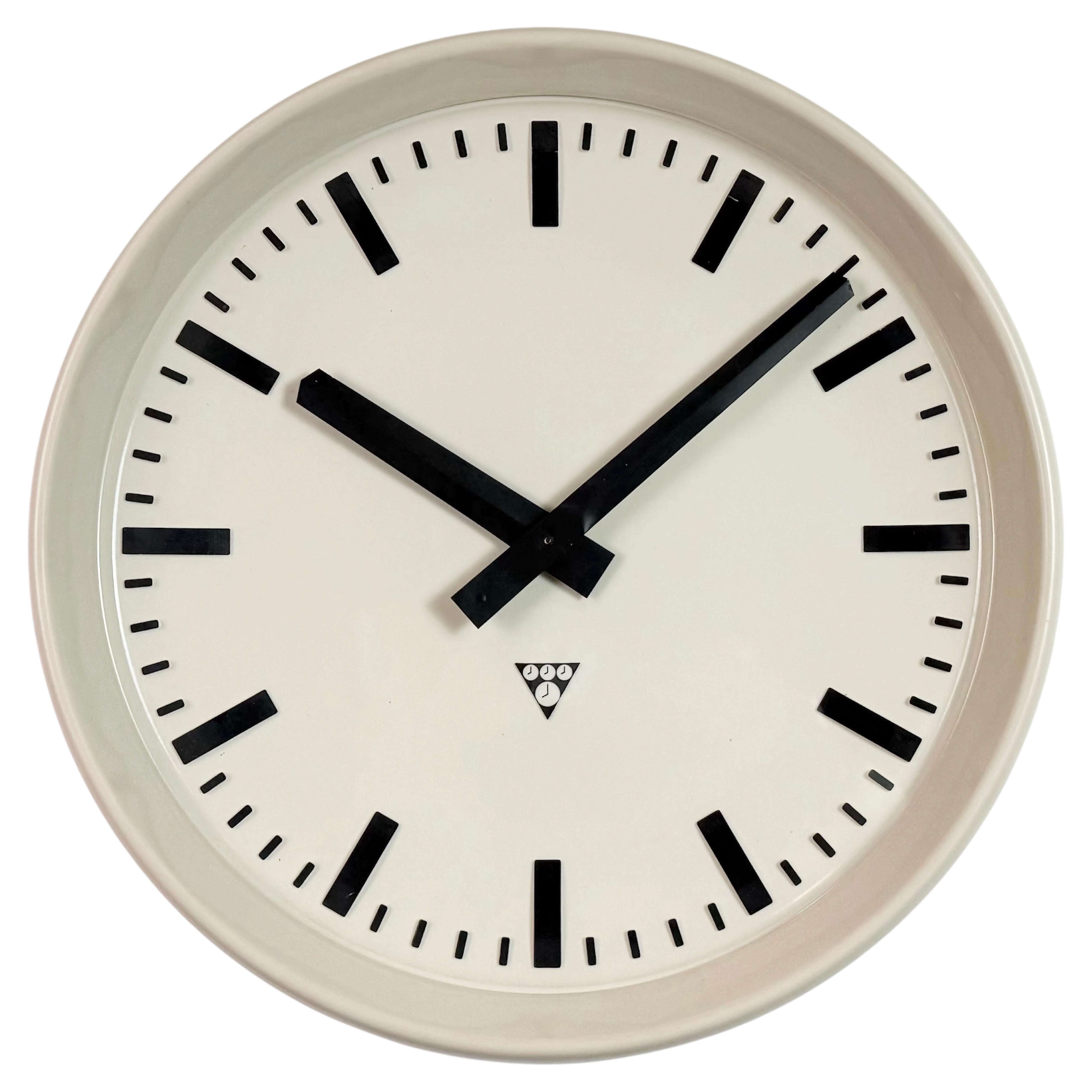 Grande horloge murale industrielle en bakélite de Pragotron, années 1960 en vente