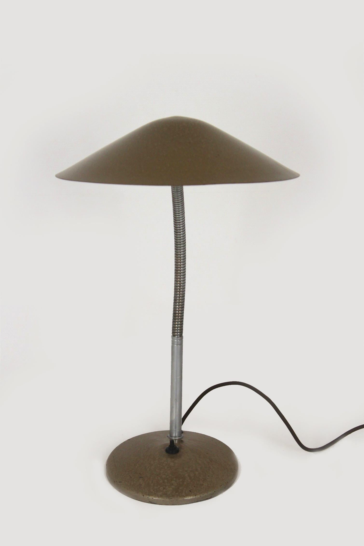 Große Tischlampe im industriellen Bauhaus-Stil, 1940er-Jahre im Angebot 5