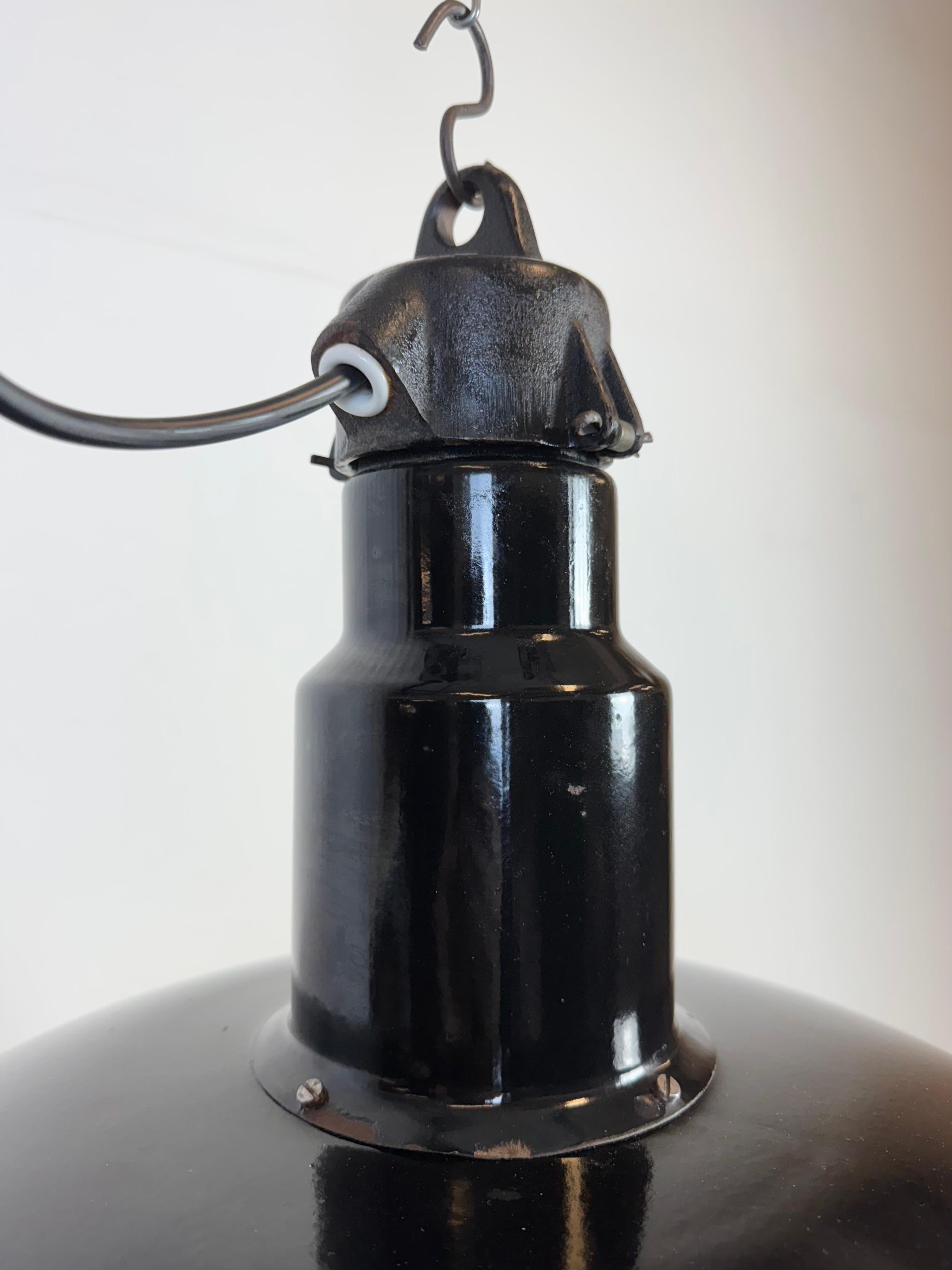 Grande lampada industriale in smalto nero con piano in ghisa, anni '50 in vendita 2