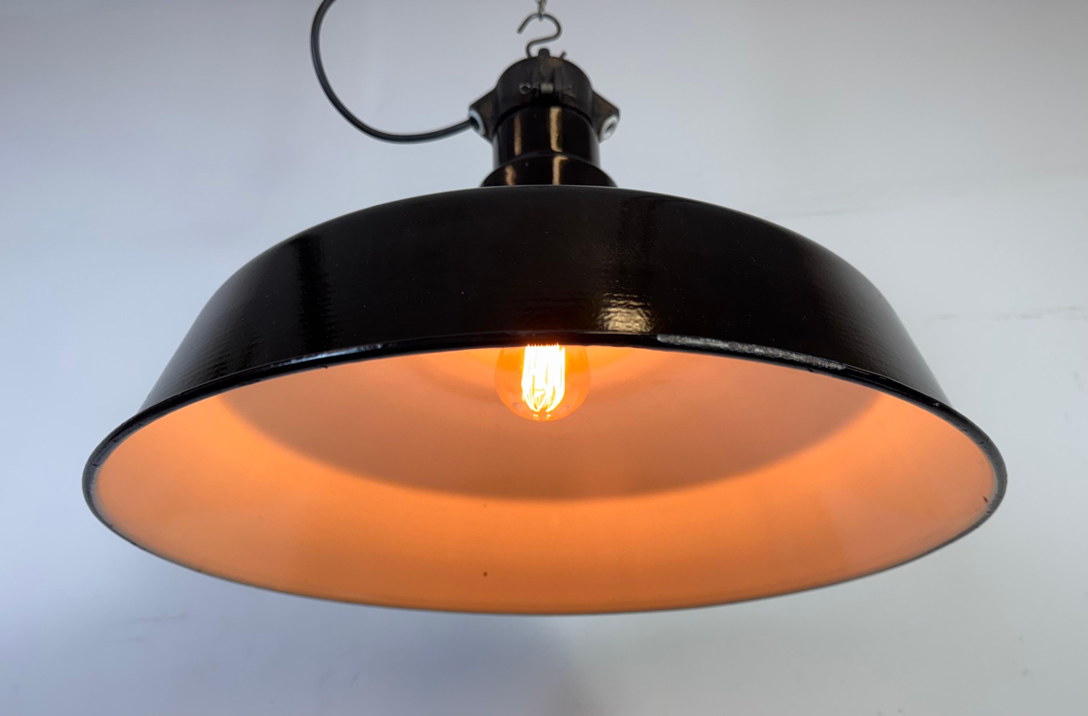 Grande lampada industriale in smalto nero con piano in ghisa, anni '50 in vendita 4