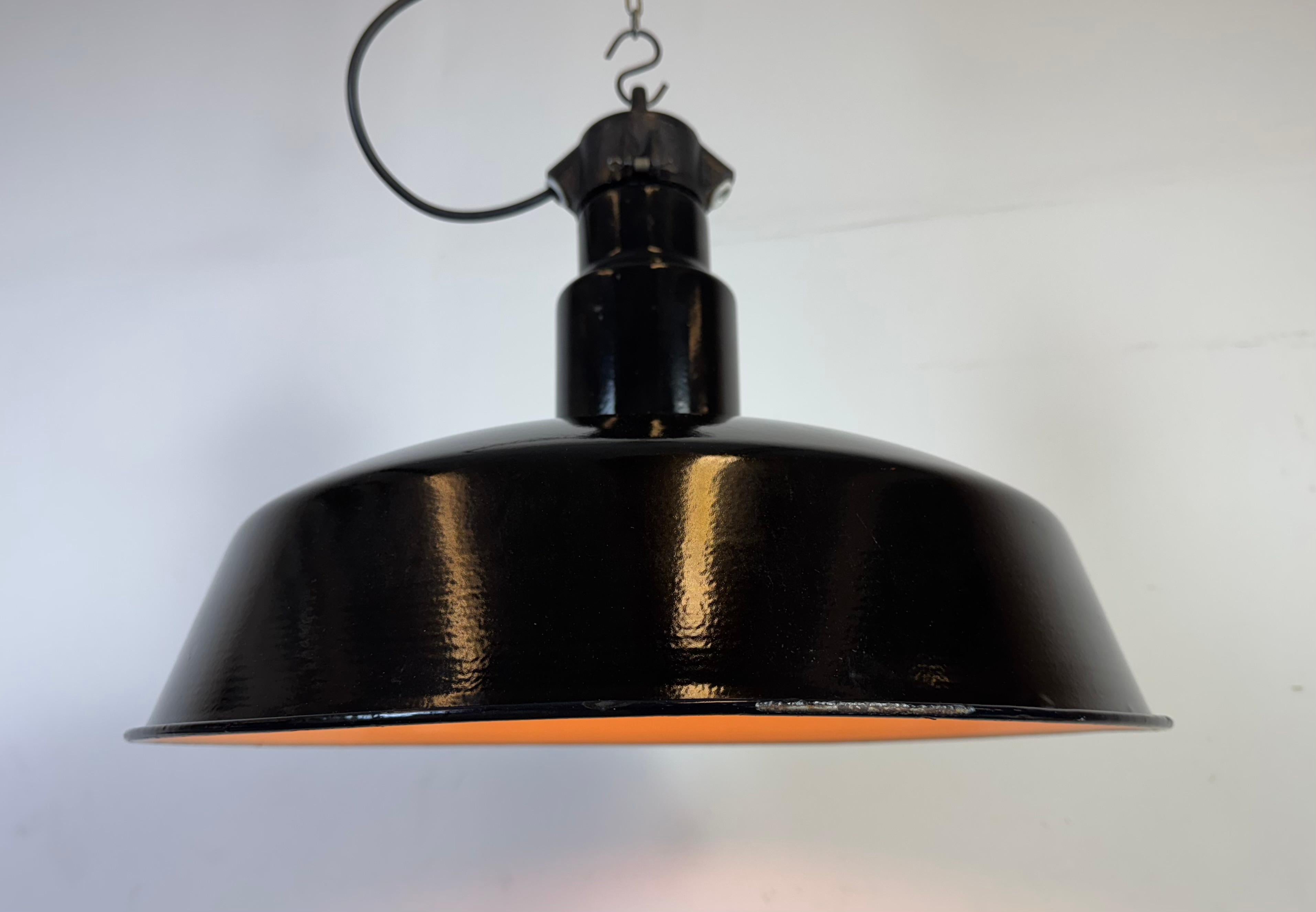 Grande lampada industriale in smalto nero con piano in ghisa, anni '50 in vendita 5
