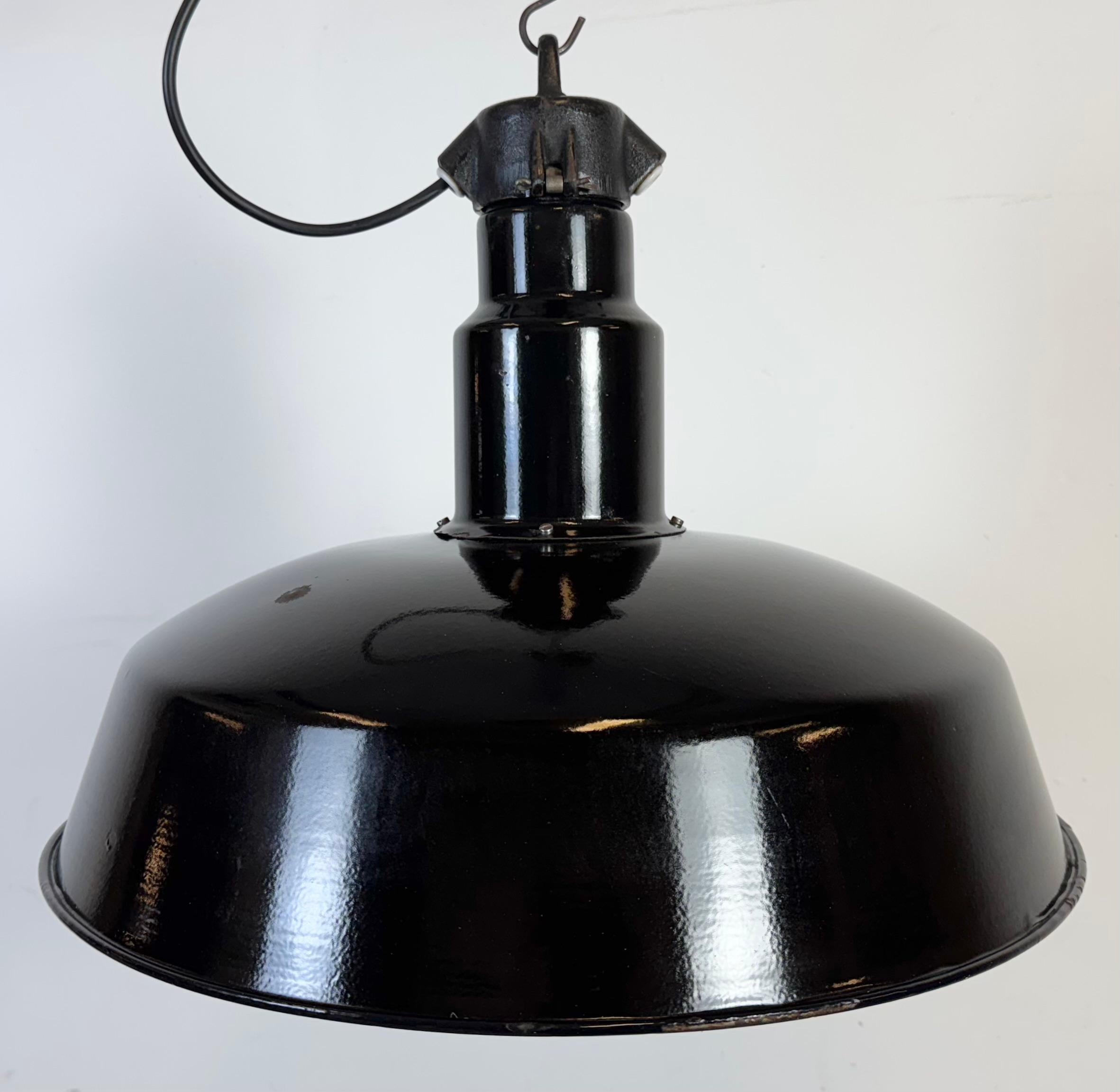 Industriale Grande lampada industriale in smalto nero con piano in ghisa, anni '50 in vendita
