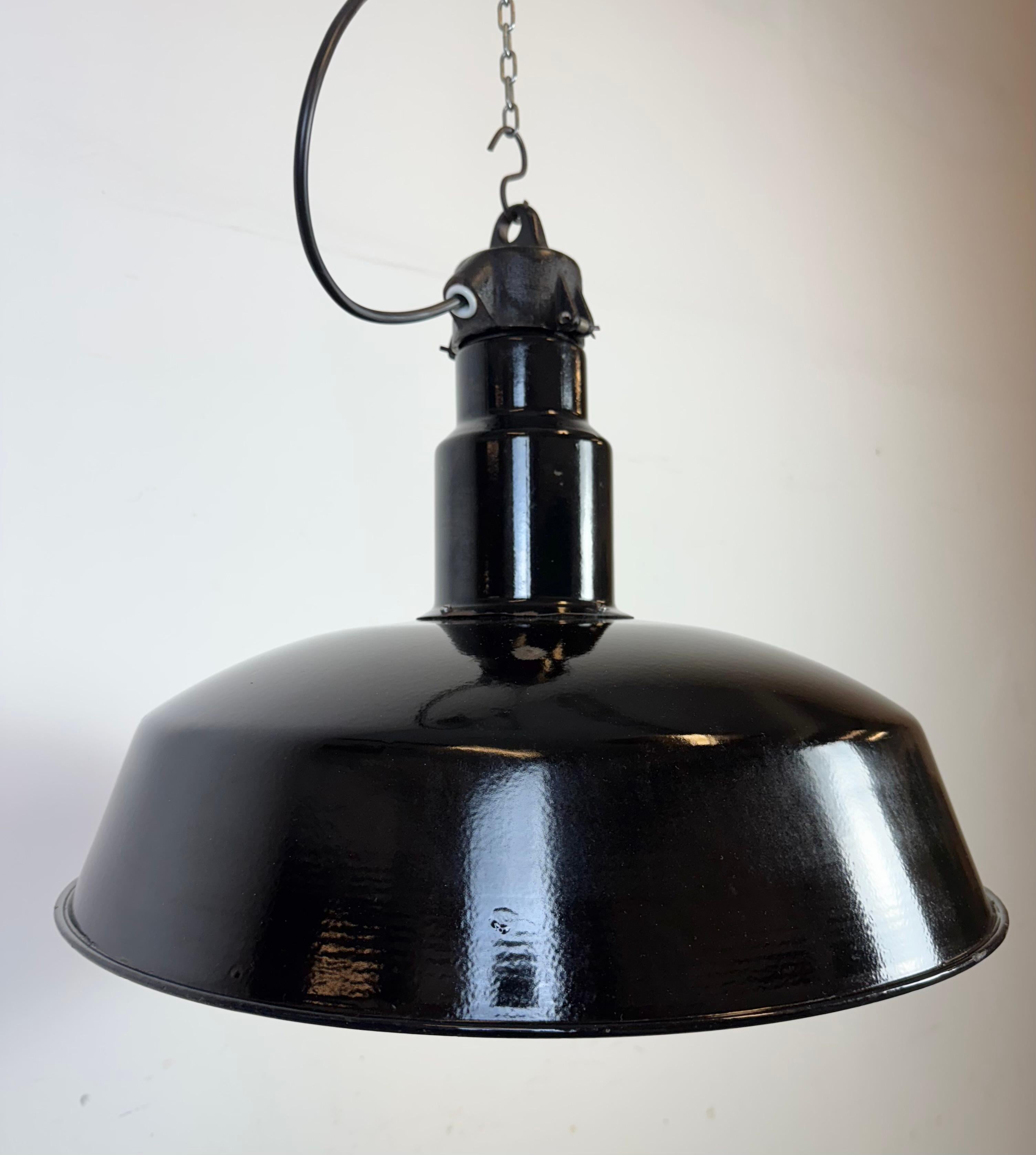 Calco Grande lampada industriale in smalto nero con piano in ghisa, anni '50 in vendita