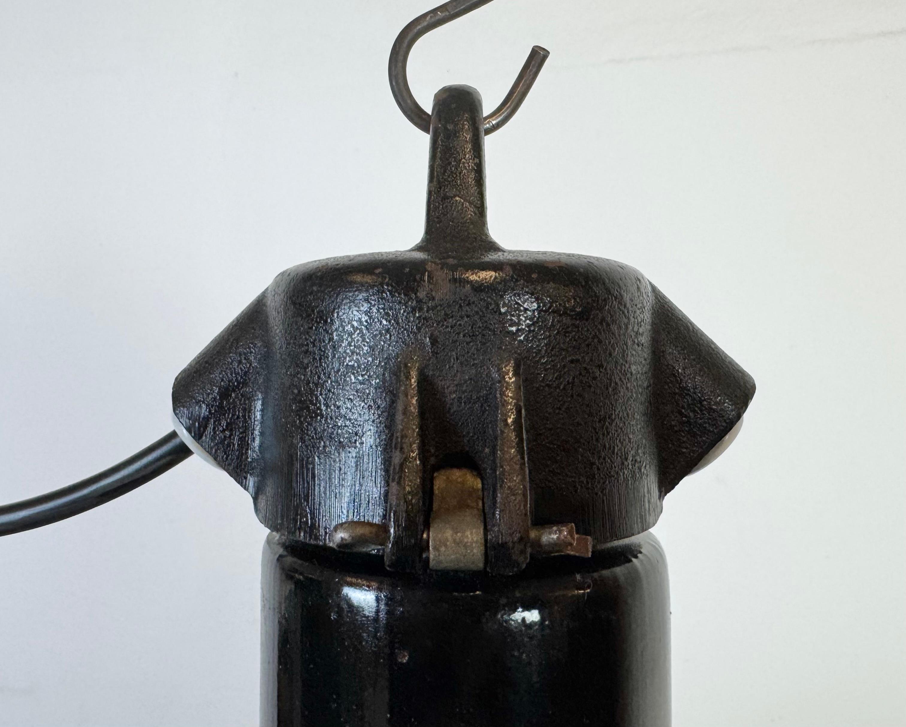 Grande lampada industriale in smalto nero con piano in ghisa, anni '50 In condizioni buone in vendita a Kojetice, CZ