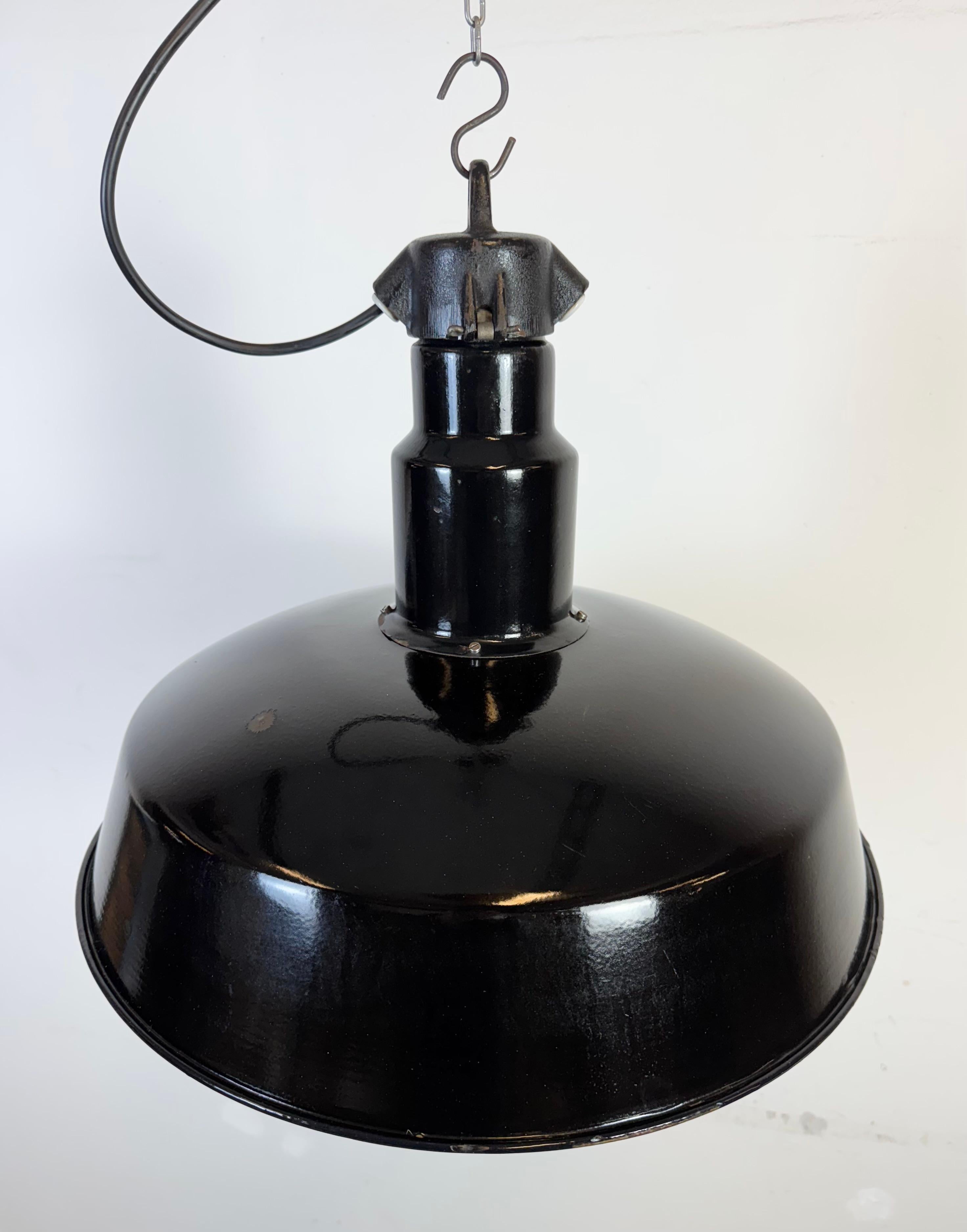 Grande lampada industriale in smalto nero con piano in ghisa, anni '50 in vendita 1