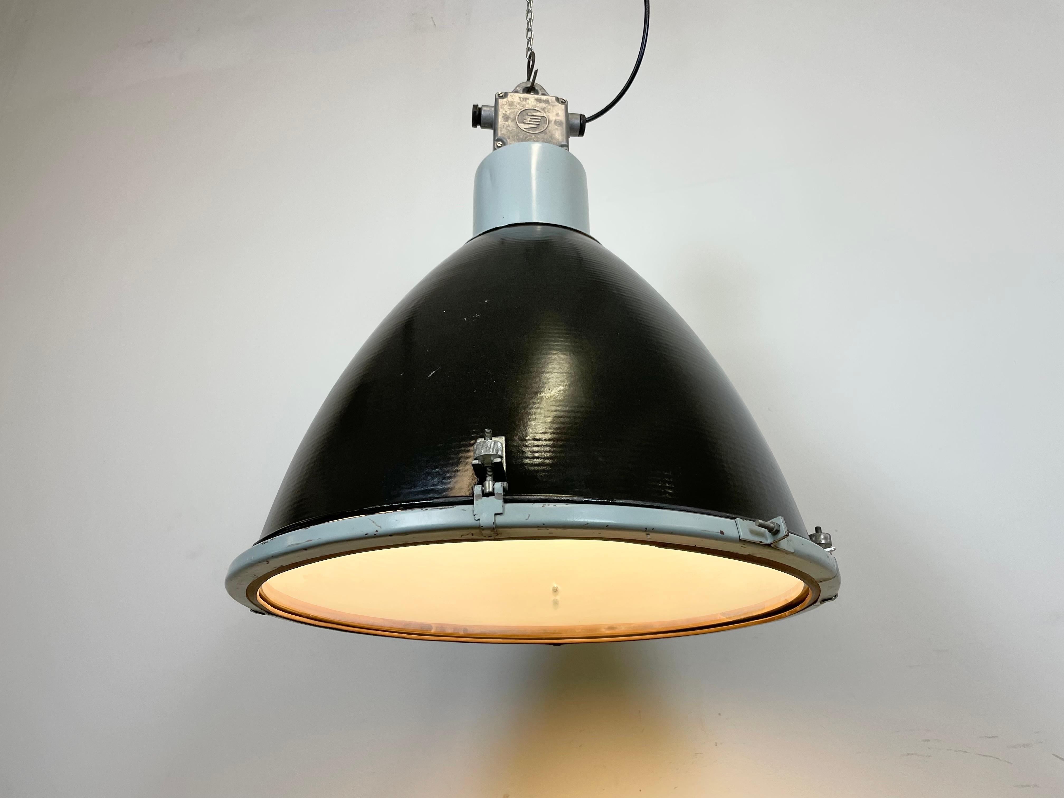 Große industrielle schwarze Emaille-Fabriklampe mit Glasabdeckung, 1960er Jahre im Angebot 5