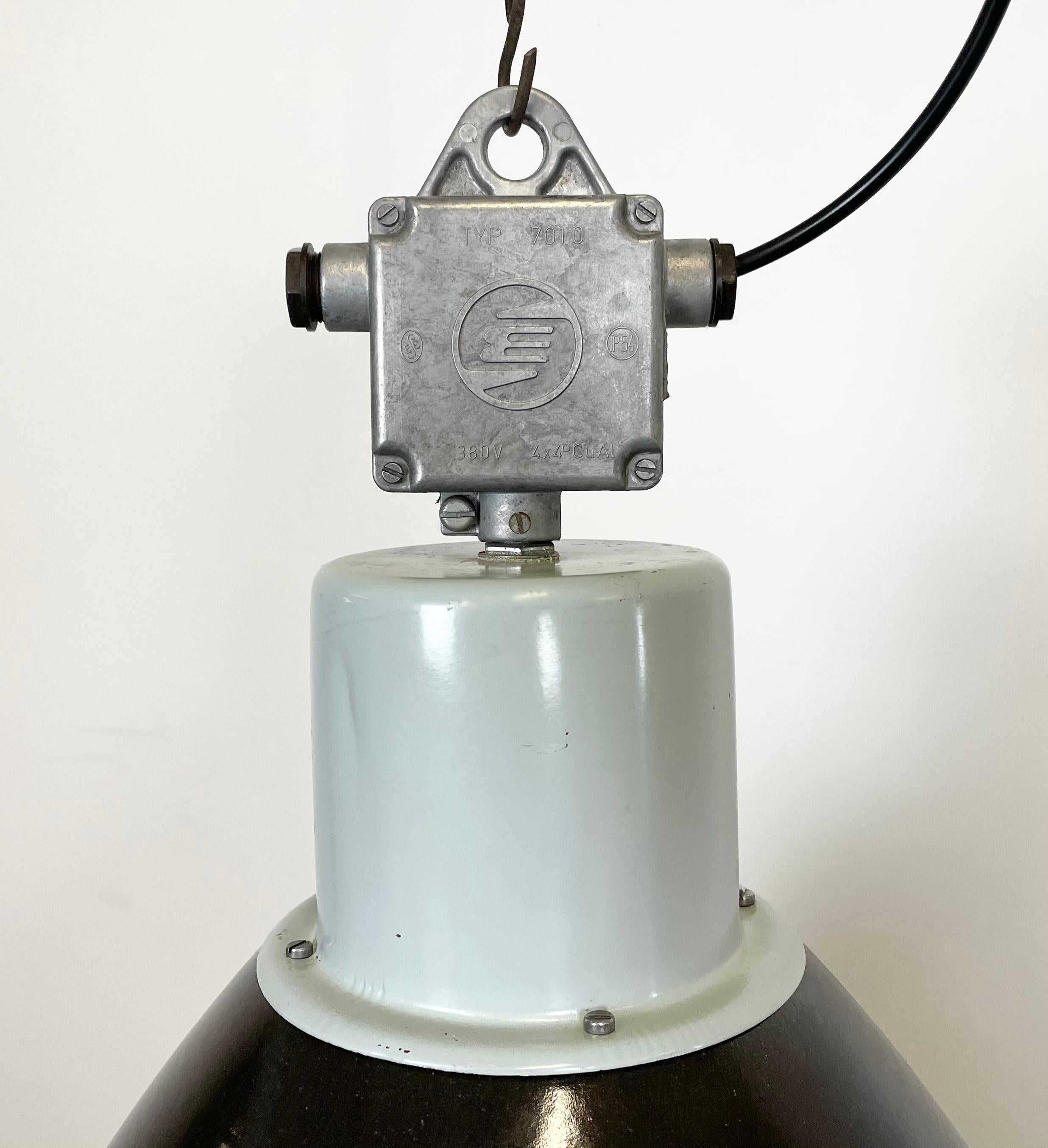 Große industrielle schwarze Emaille-Fabriklampe mit Glasabdeckung, 1960er Jahre (Tschechisch) im Angebot