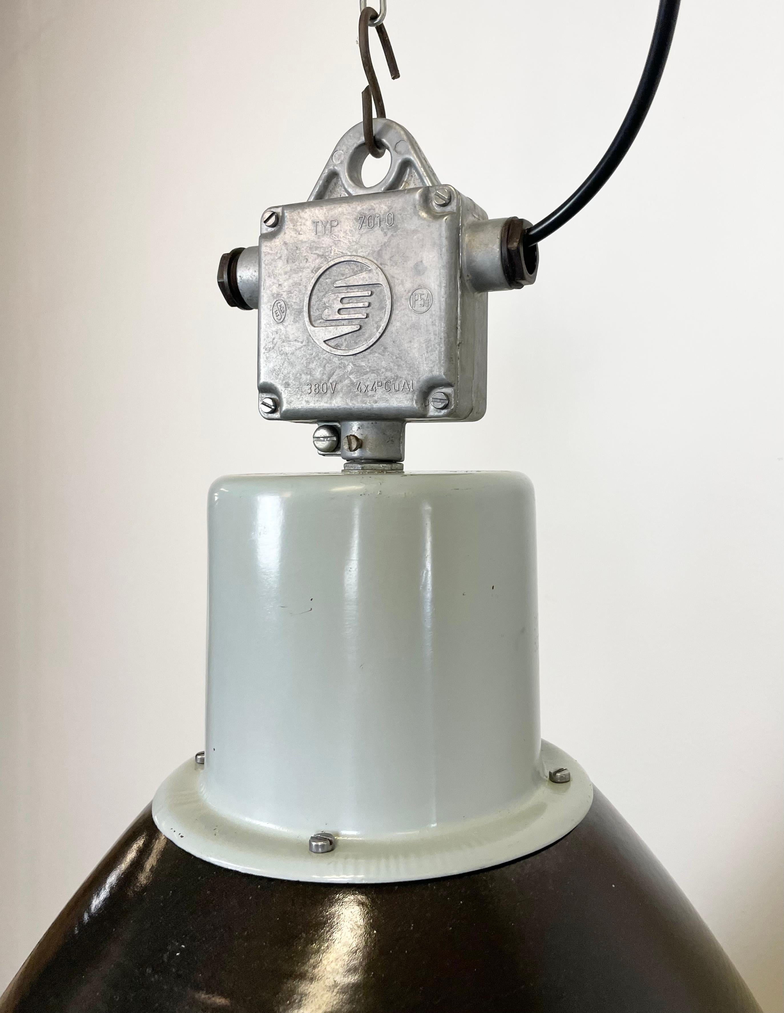 Große industrielle schwarze Emaille-Fabriklampe mit Glasabdeckung, 1960er Jahre im Angebot 1