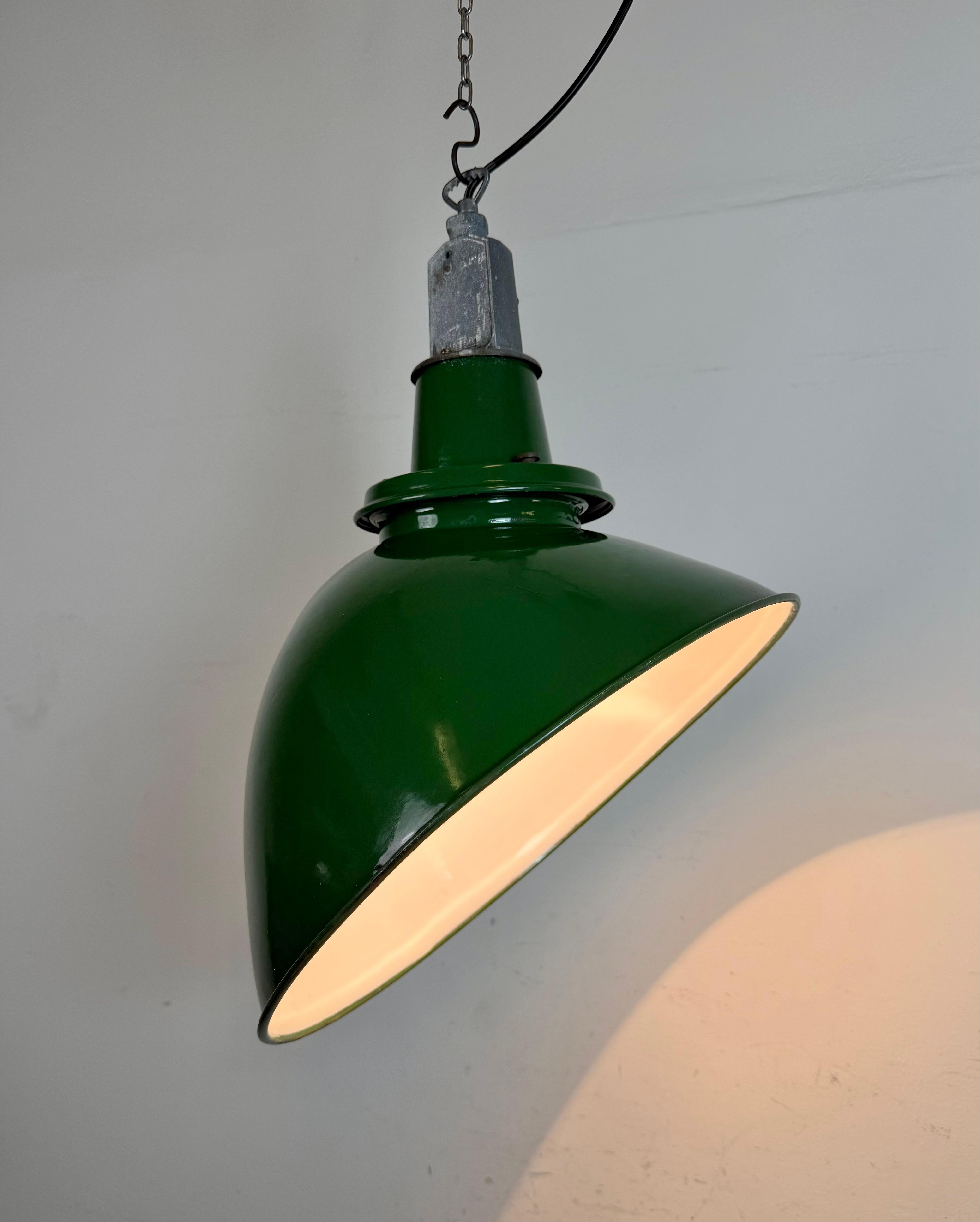 Large Industrial British Green Enamel Factory Pendant Lamp from Benjamin, 1960s For Sale 8