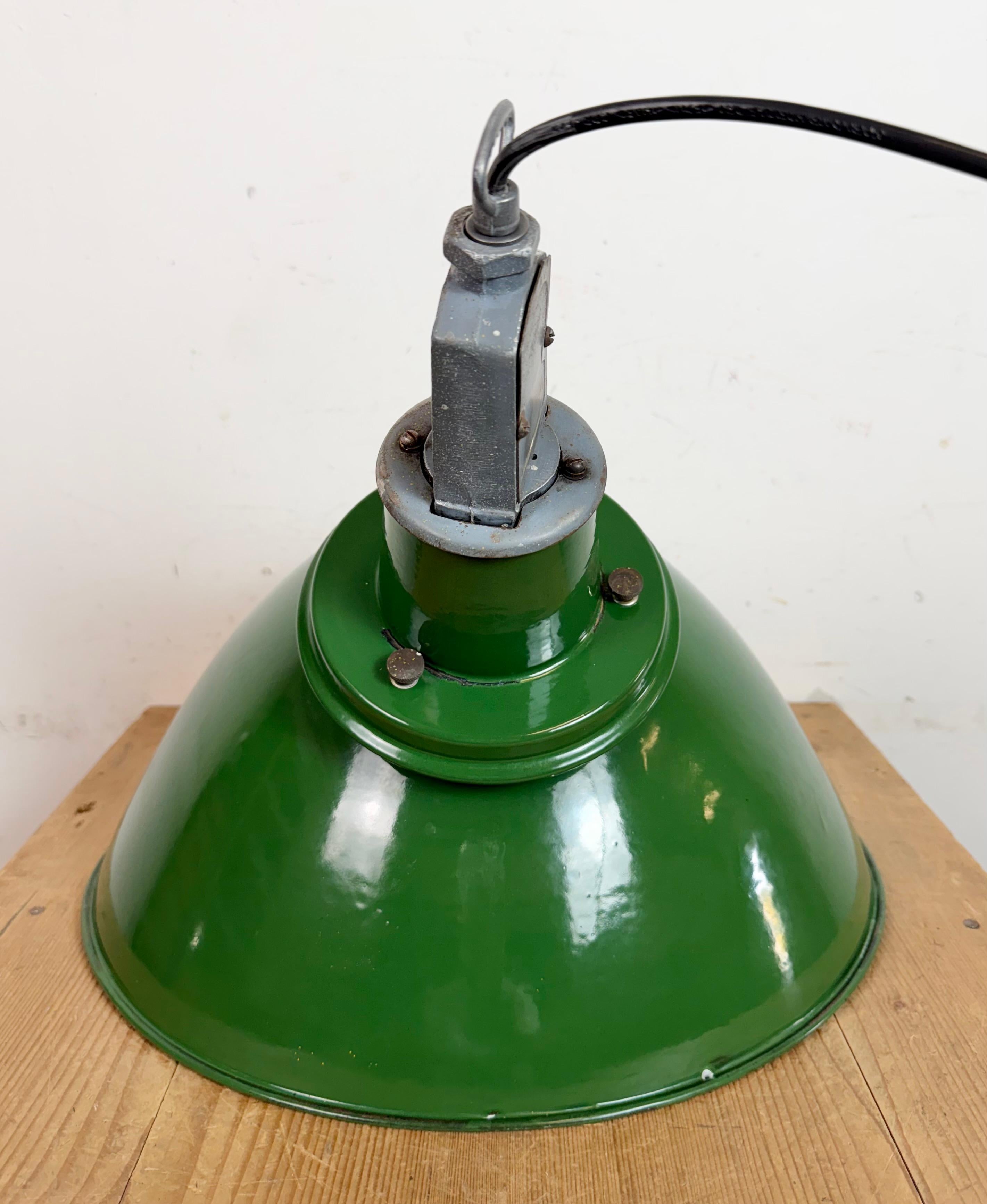 Large Industrial British Green Enamel Factory Pendant Lamp from Benjamin, 1960s For Sale 11