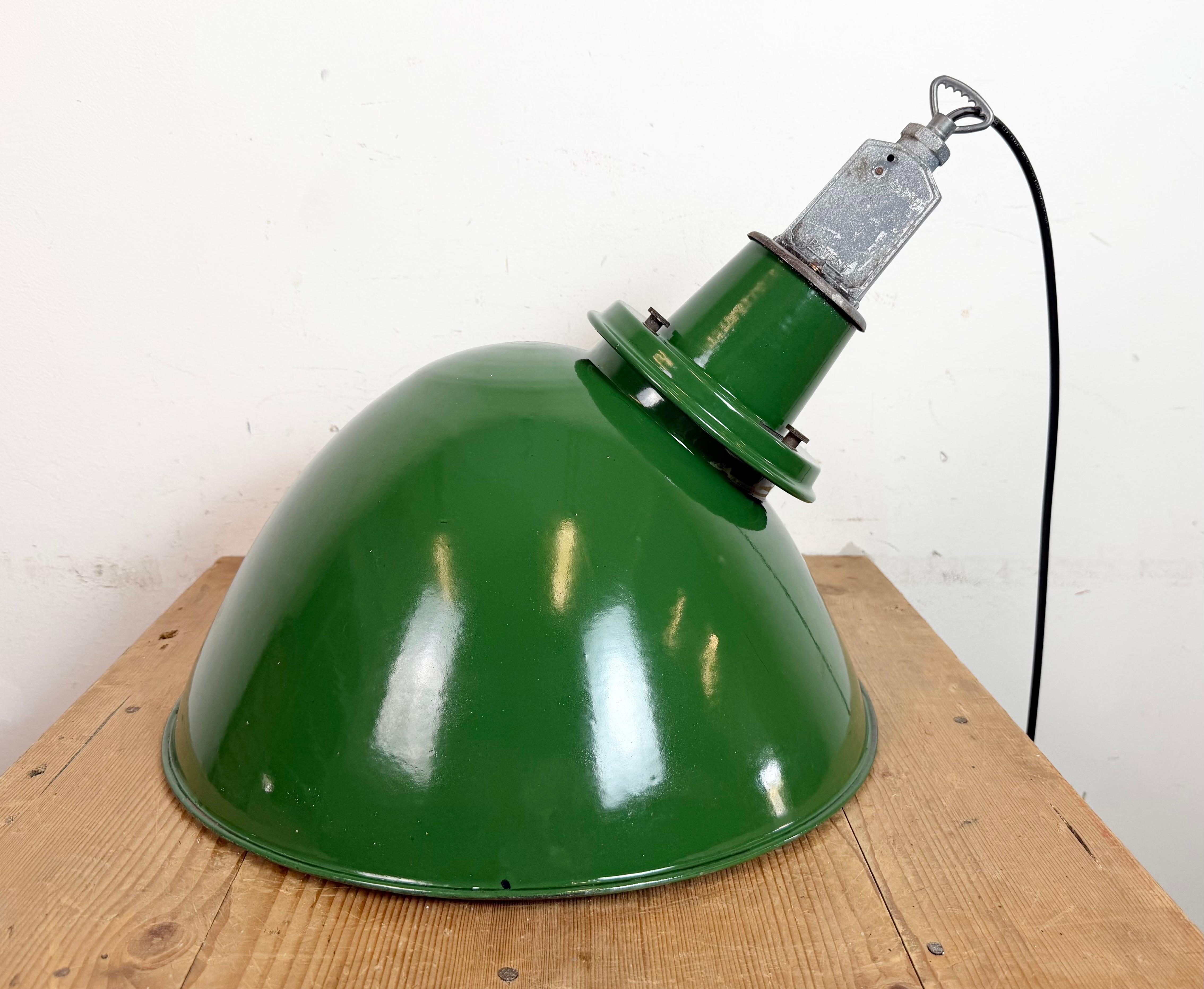 Large Industrial British Green Enamel Factory Pendant Lamp from Benjamin, 1960s For Sale 12