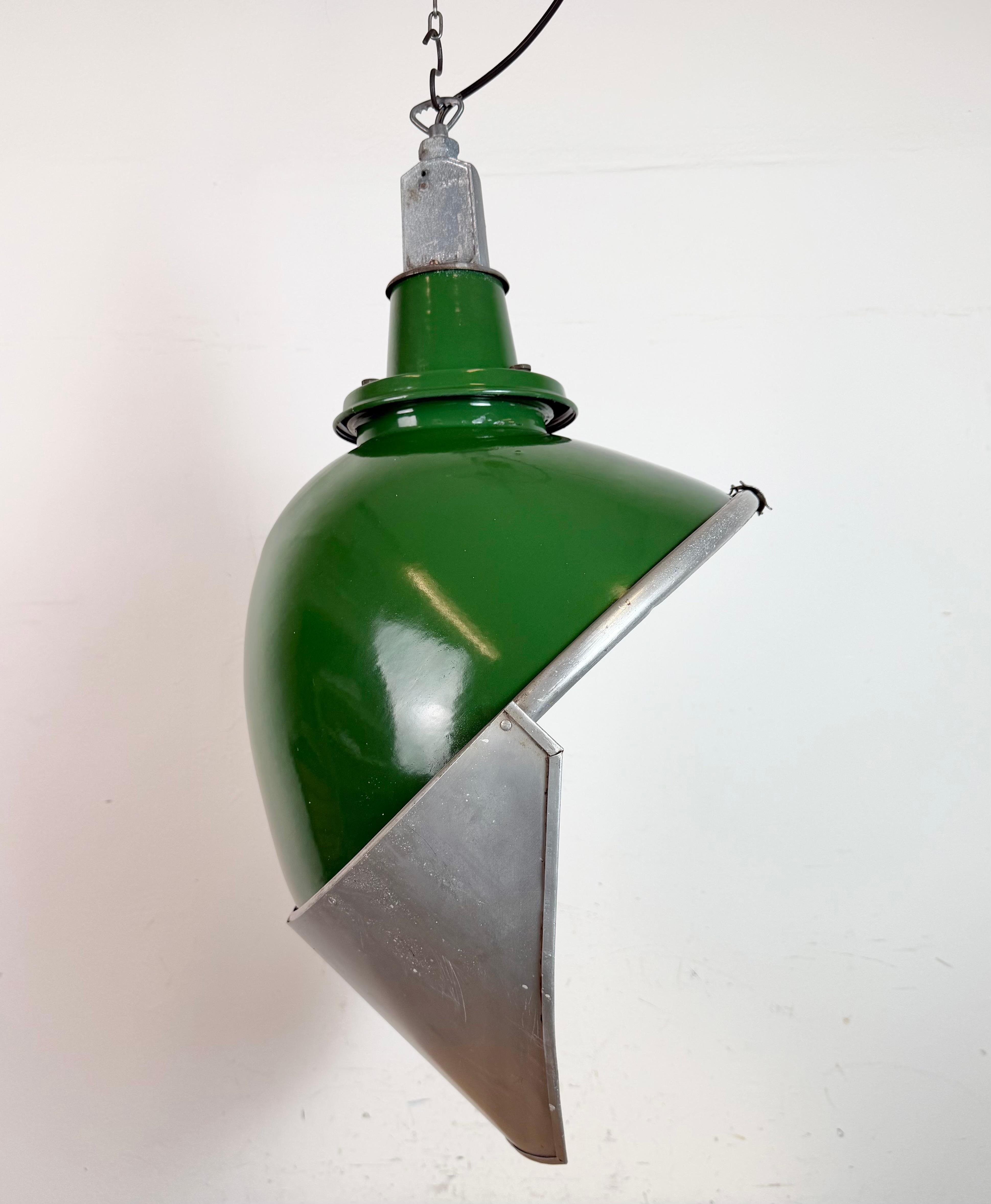 Industrial green enamel factory pendant light made by Benjamin in United Kingdom during the 1960s. White enamel inside the shade. Cast Aluminium top. Removable aluminum visor .The socket requires standard E27/ E26 light bulbs. New wire. The weight