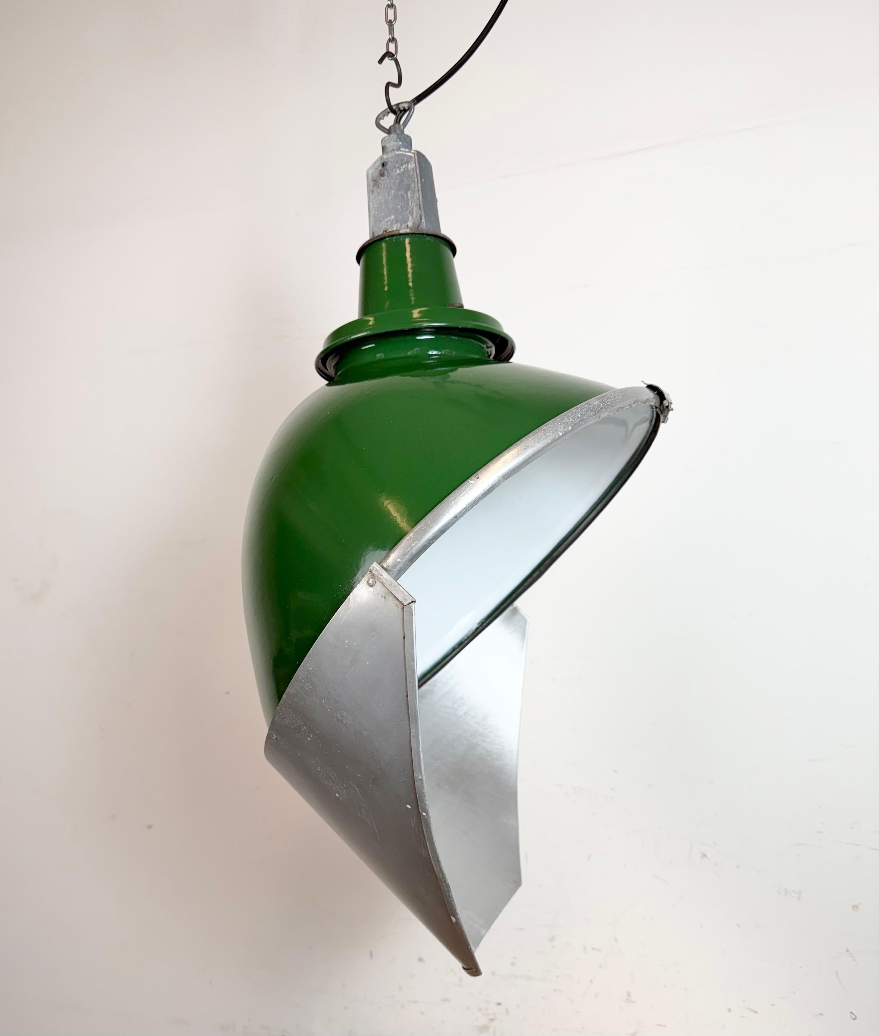 Large Industrial British Green Enamel Factory Pendant Lamp from Benjamin, 1960s In Good Condition For Sale In Kojetice, CZ